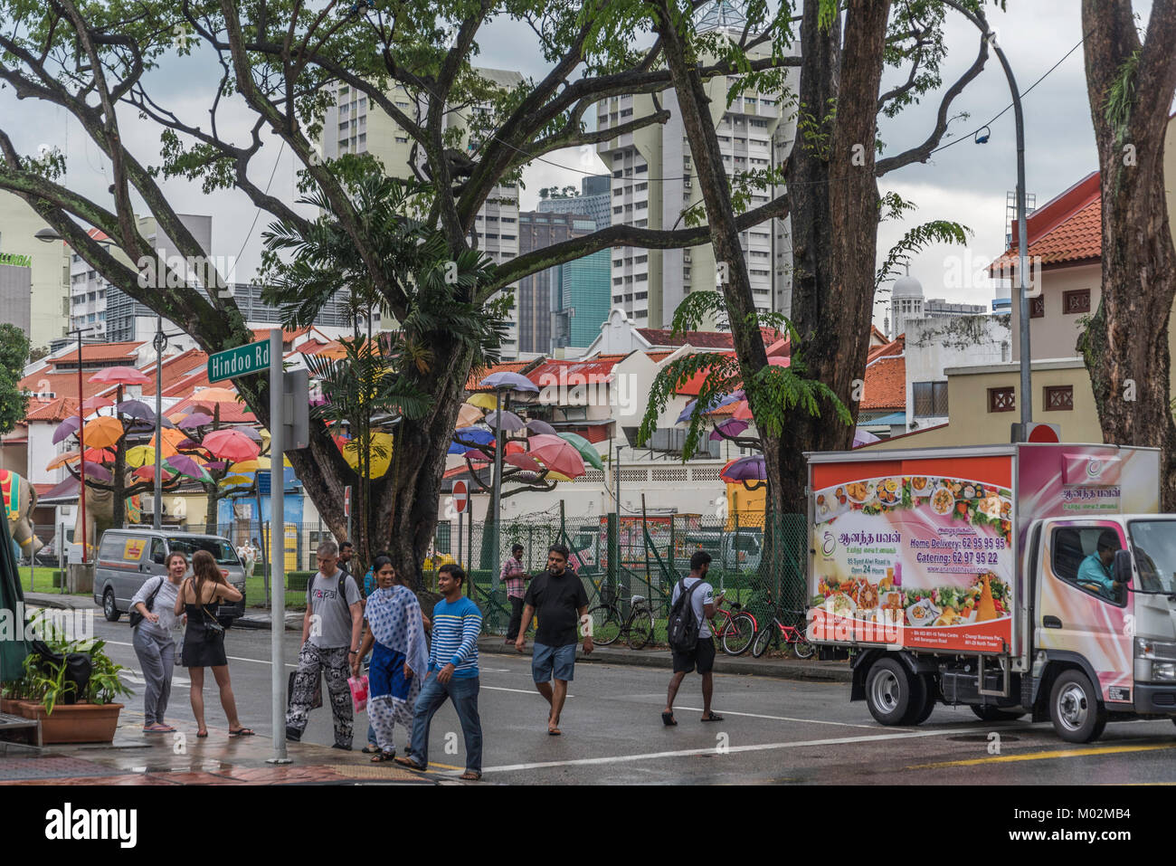La gente nelle strade di Little India, Singapore Foto Stock