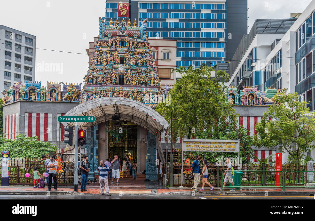 La gente nelle strade di Little India, Singapore Foto Stock