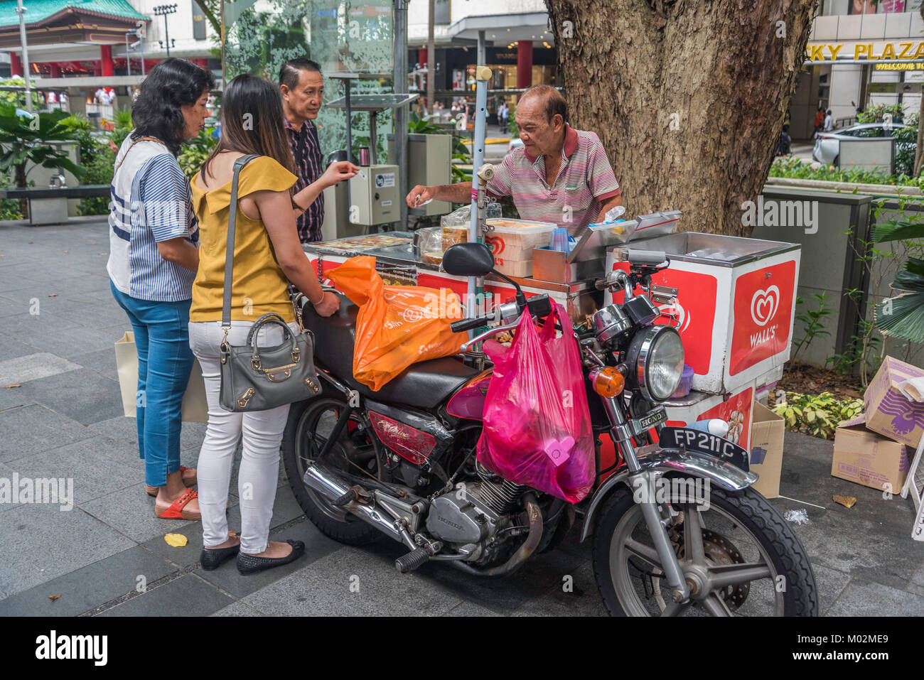 La gente nelle strade di Singapore Foto Stock