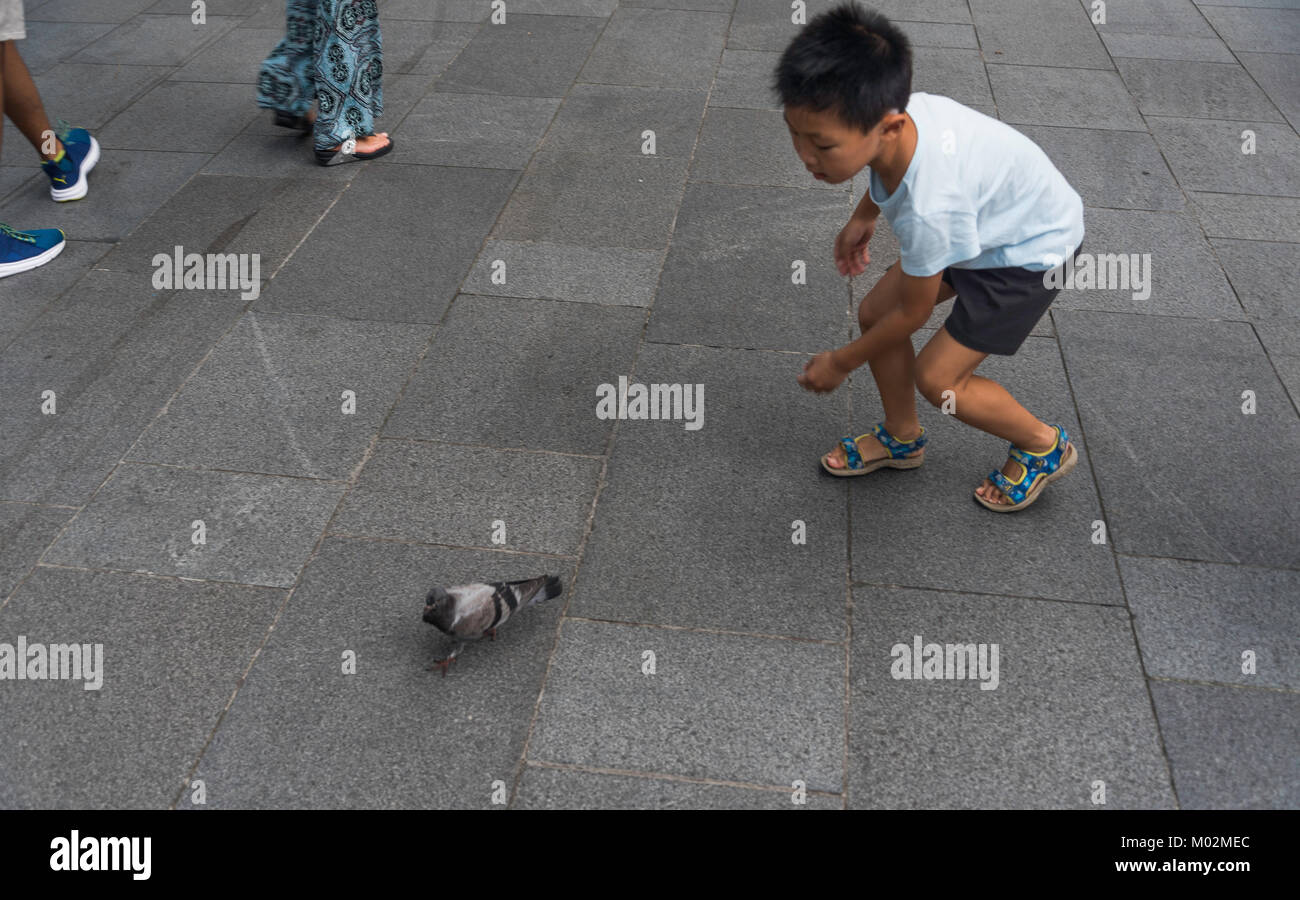 La gente nelle strade di Singapore Foto Stock
