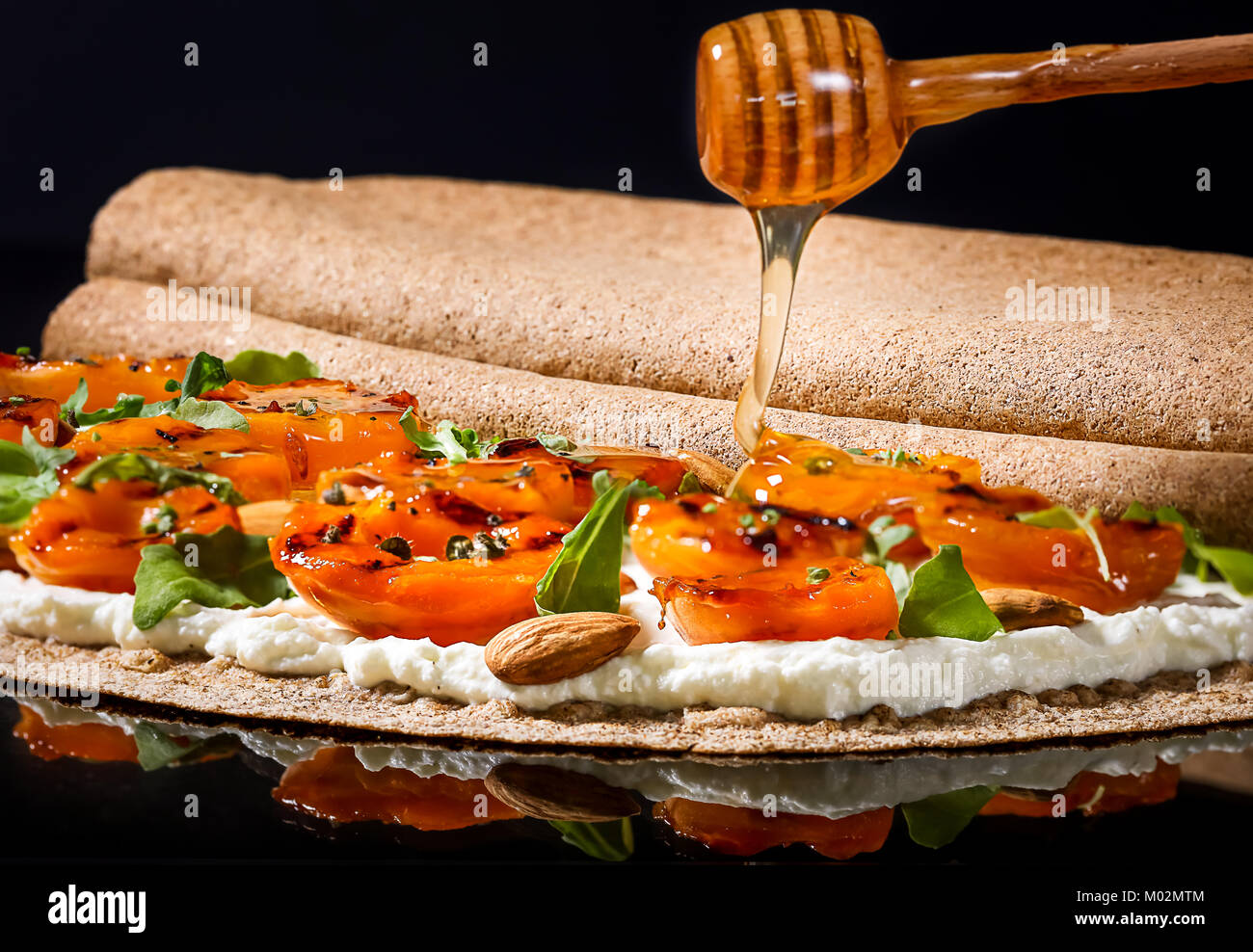 Pane arabo con pesche disidratati Foto Stock