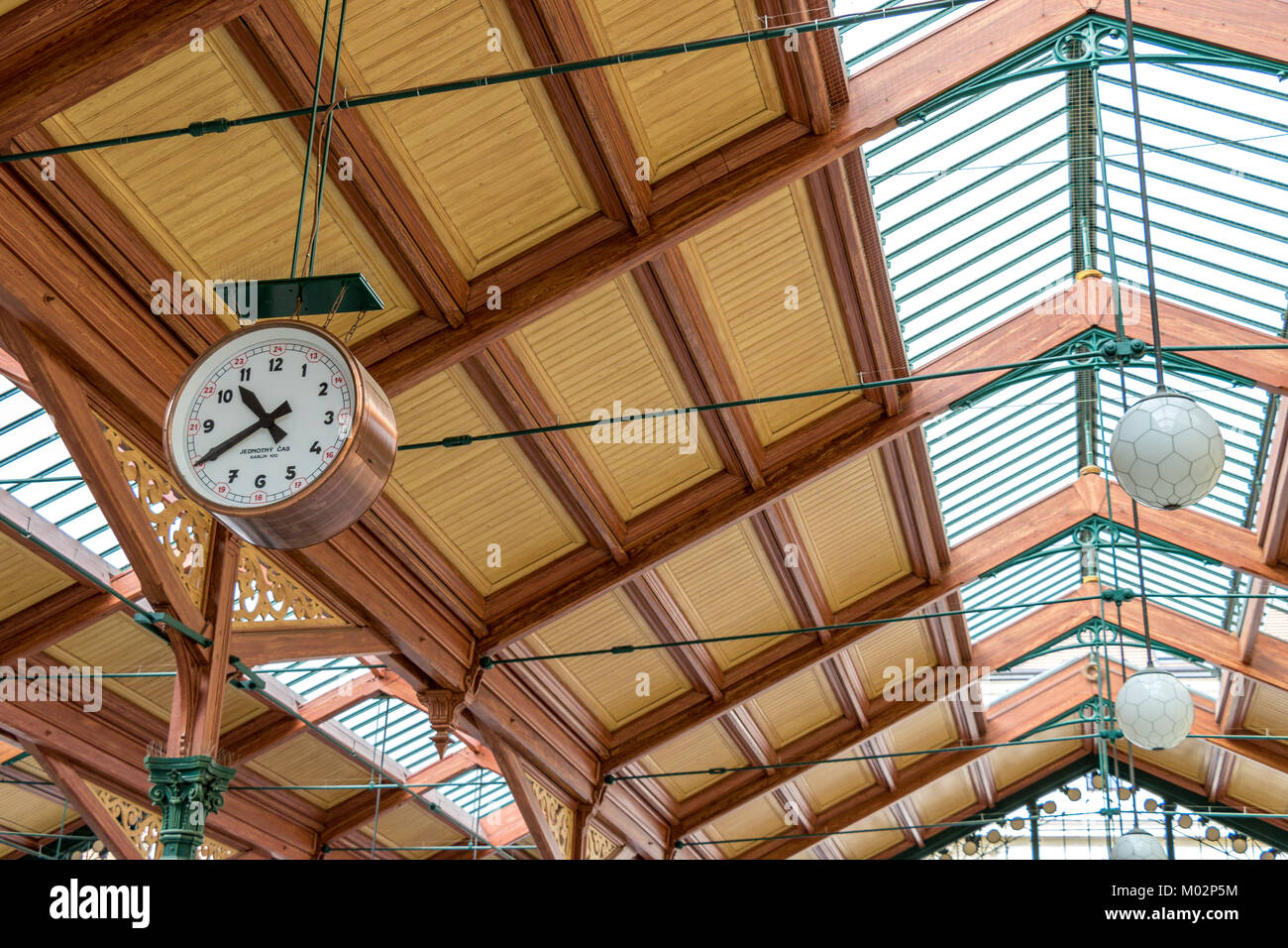 Grande orologio in ottone sospeso dal tetto della stazione di Praga  Masarykova, Praga, Repubblica Ceca Foto stock - Alamy