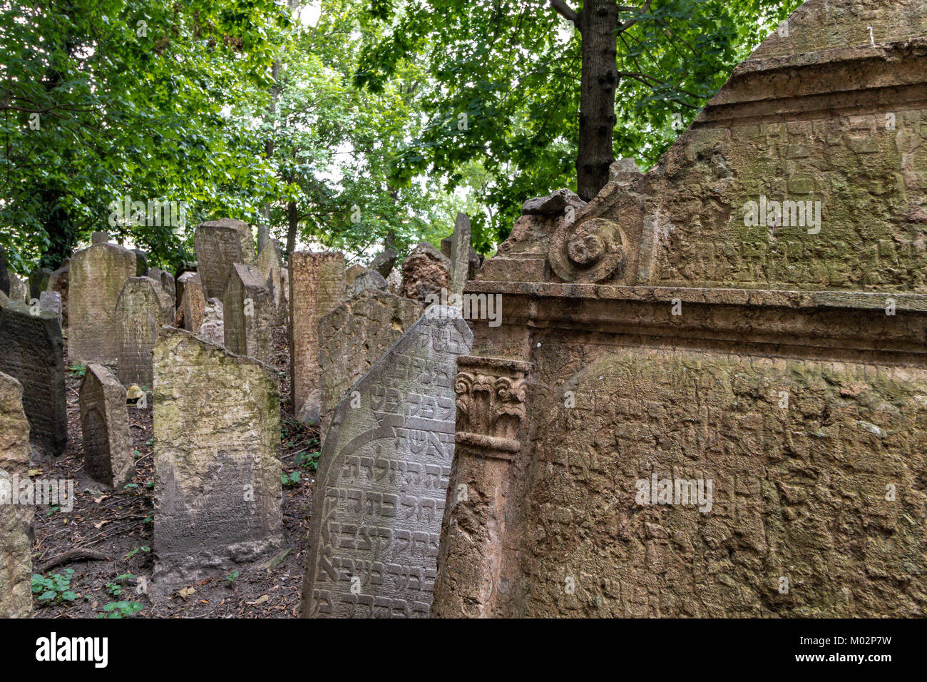 Guardando fuori attraverso una finestra sbarrata a migliaia di crooked lapidi nel vecchio cimitero ebraico , Praga, Repubblica Ceca Foto Stock