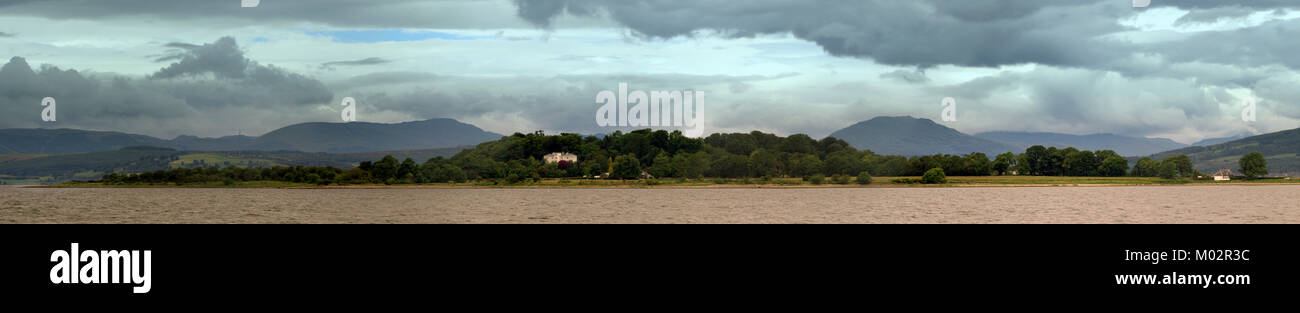 Panoramica completa di Ardmore Point, vicino a Helensburgh con Ardmore House nel centro di una piccola penisola nel Firth of Clyde. Foto Stock