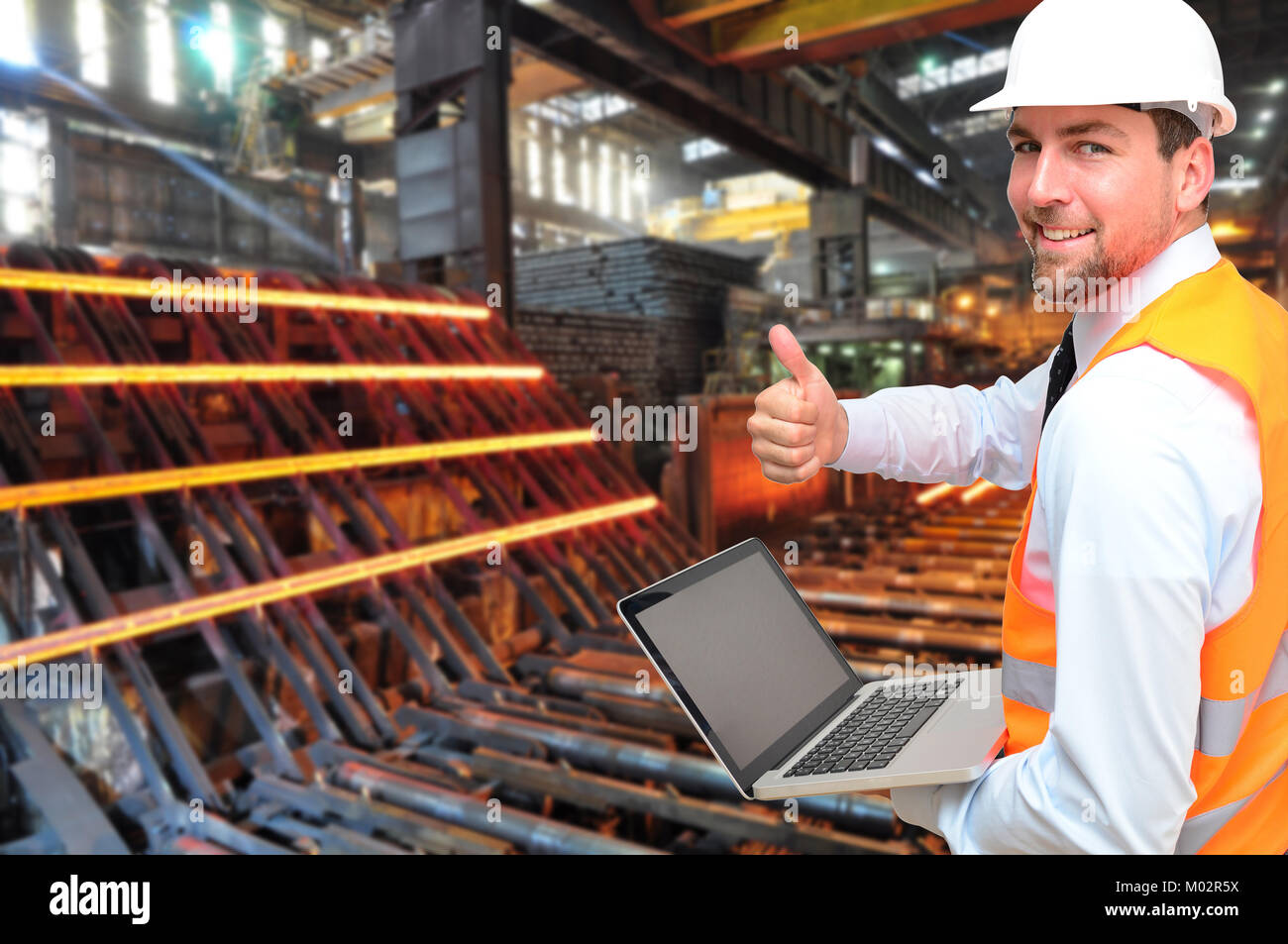Engineer collabora in un mulino di acciaio - produzione di metallo nell'industria Foto Stock