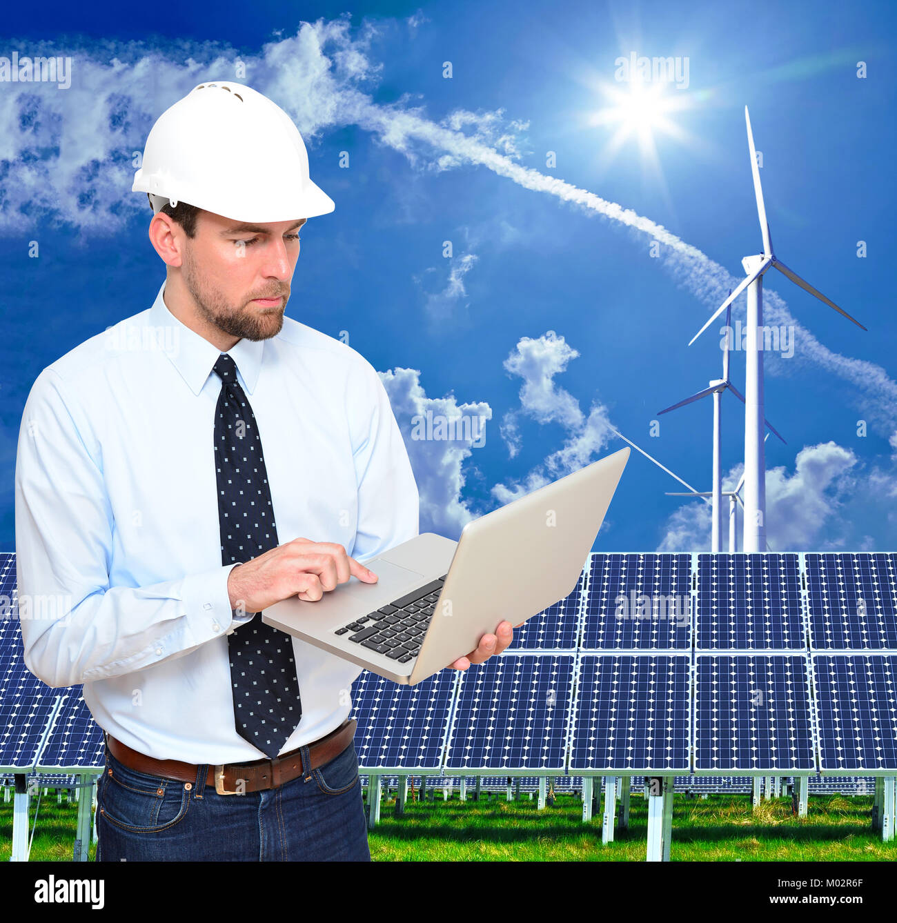 Ingenieur lavora nell'industria energetica - ecocompatibili di generazione di potenza con le energie alternative come ad esempio la produzione di energia eolica e solare Foto Stock