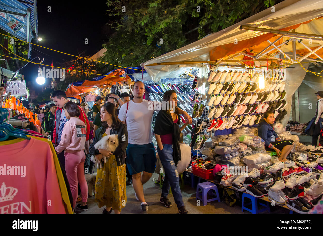 Hanoi, Vietnam - Novembre 5,2017 : Night street market in Hanoi Old Quarter, le persone possono vedere esplorare intorno ad esso. Foto Stock