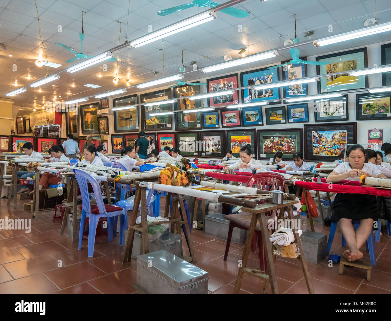 Halong,Vietnam - Novembre 3,2017 : popolo vietnamita può visto fare a mano il Vietnam di cucitura del ricamo sul tessuto in officina. Foto Stock