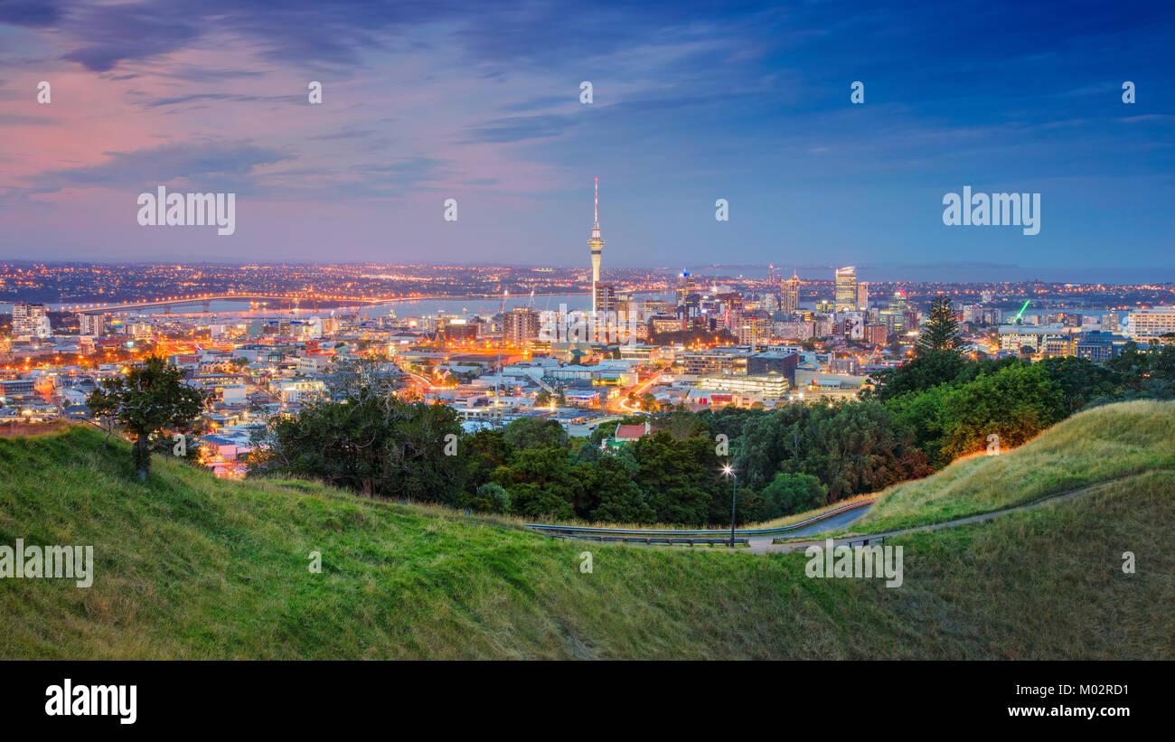 Auckland. Cityscape immagine della skyline di Auckland, Nuova Zelanda presi da Mt. Eden al tramonto. Foto Stock