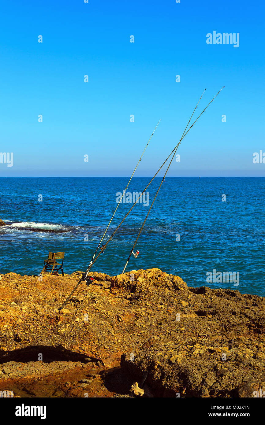 La pesca in mare dalle rocce a Alcossebre, Spagna Foto Stock