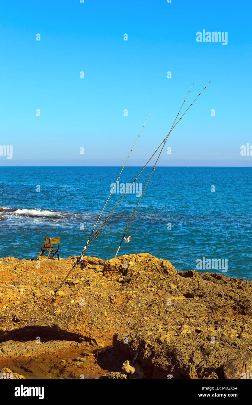 La pesca in mare dalle rocce a Alcossebre, Spagna Foto Stock