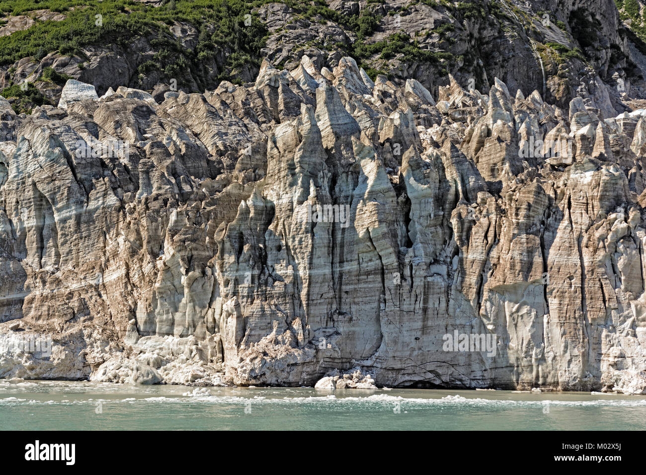 Vecchio e sporco di ghiaccio un il lento movimento del ghiacciaio ad ogiva nel Parco nazionale di Kenai Fjords in Alaska Foto Stock