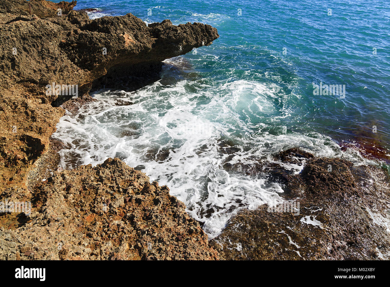 Onde che si infrangono sulle rocce a Alcossebre, Spagna Foto Stock