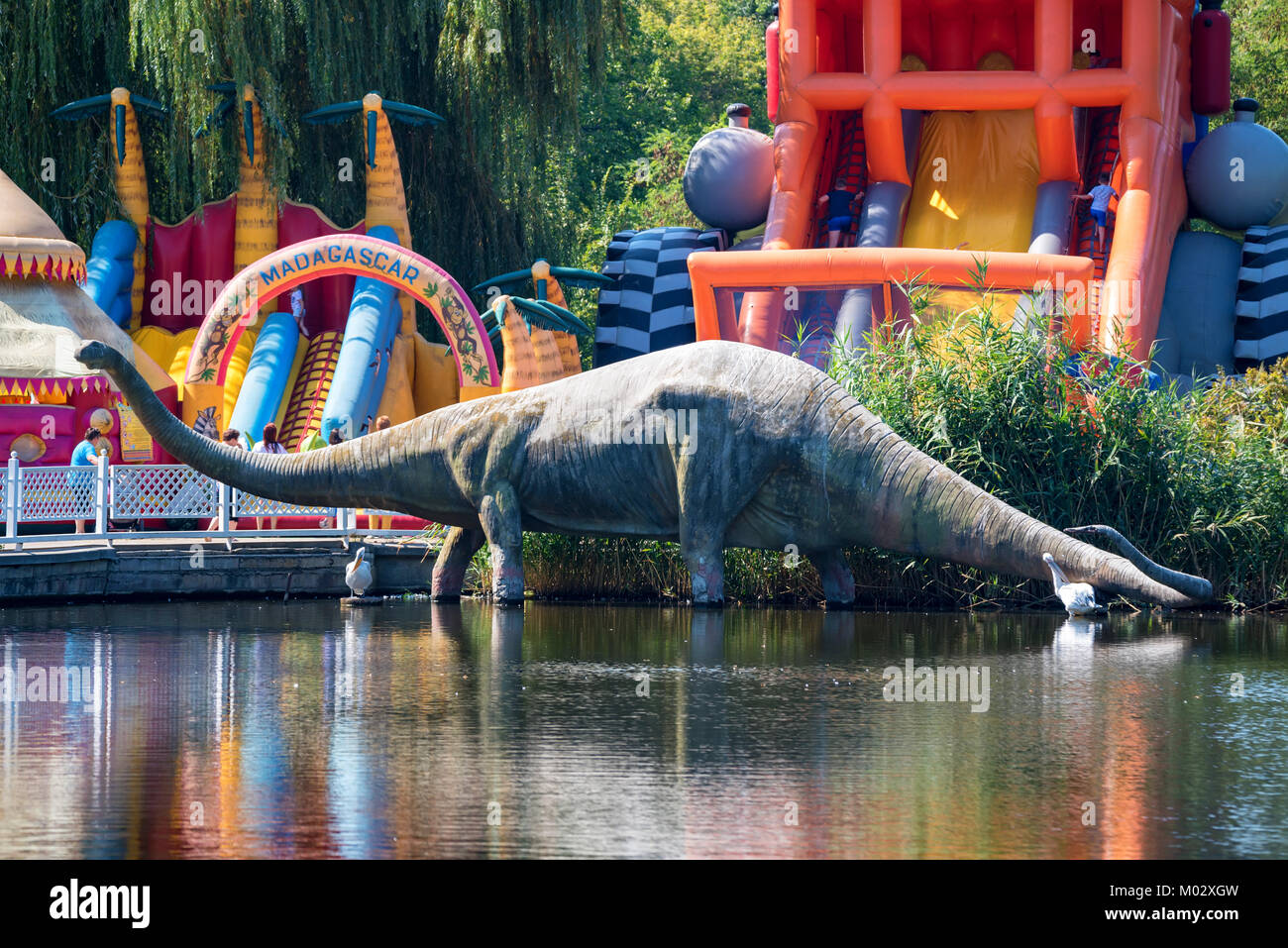 ROSTOV-on-Don, IN RUSSIA - circa agosto 2017: Statua di dinosauro a Rostov zoo Foto Stock