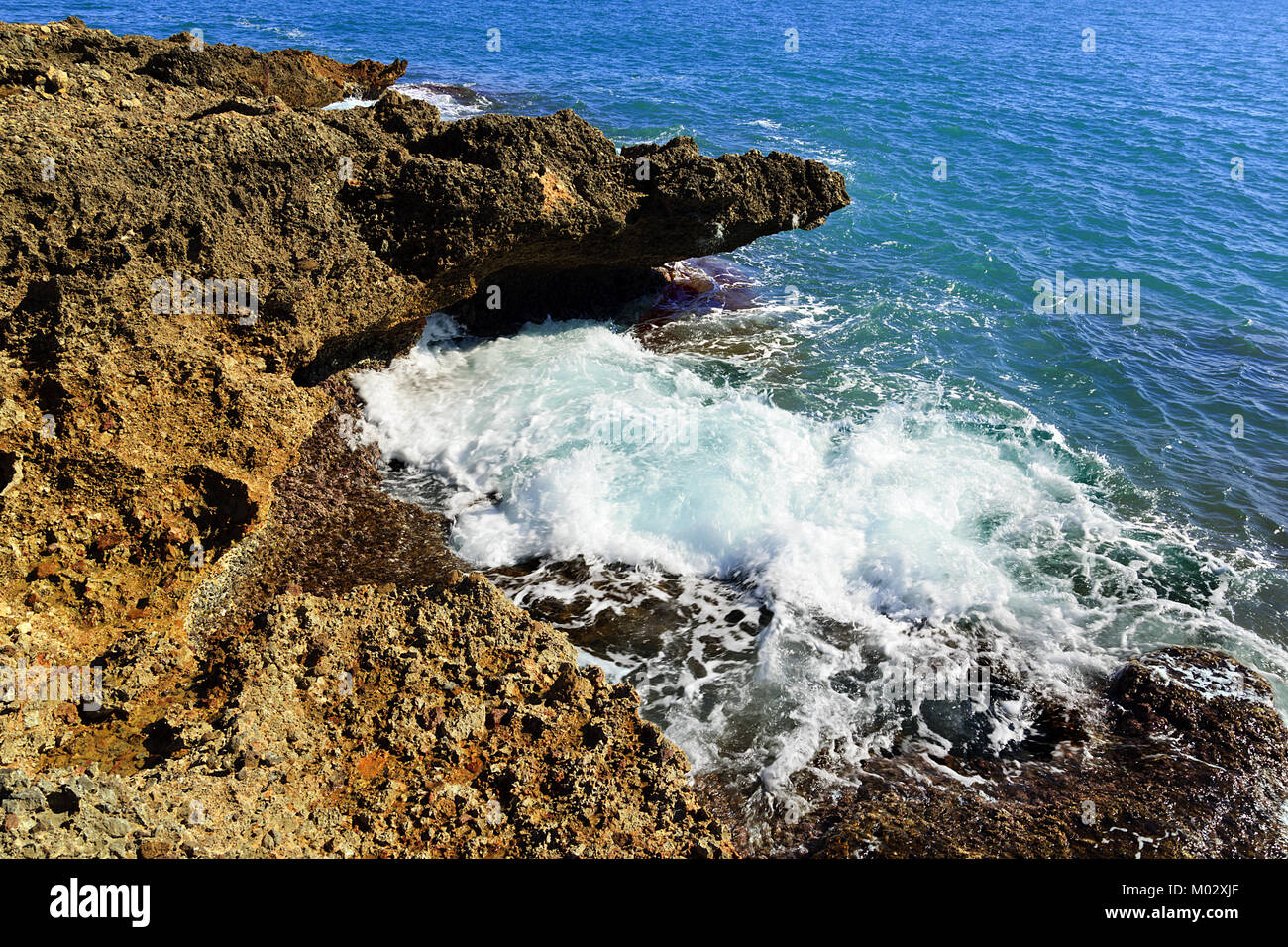 Onde che si infrangono sulle rocce a Alcossebre, Spagna Foto Stock