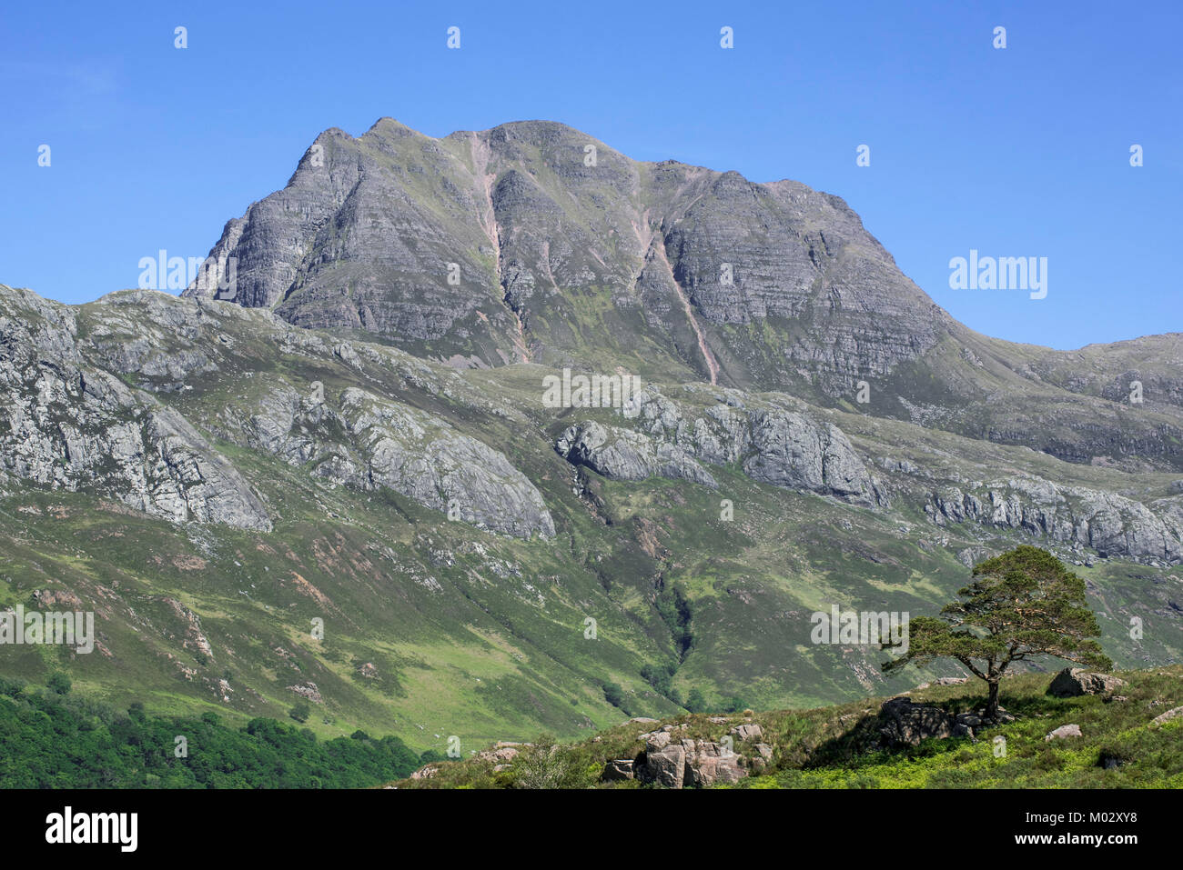 La montagna Slioch, composta di arenaria Torridonian su una base di Lewisian Gneiss, Wester Ross, Highlands scozzesi, Scotland, Regno Unito Foto Stock