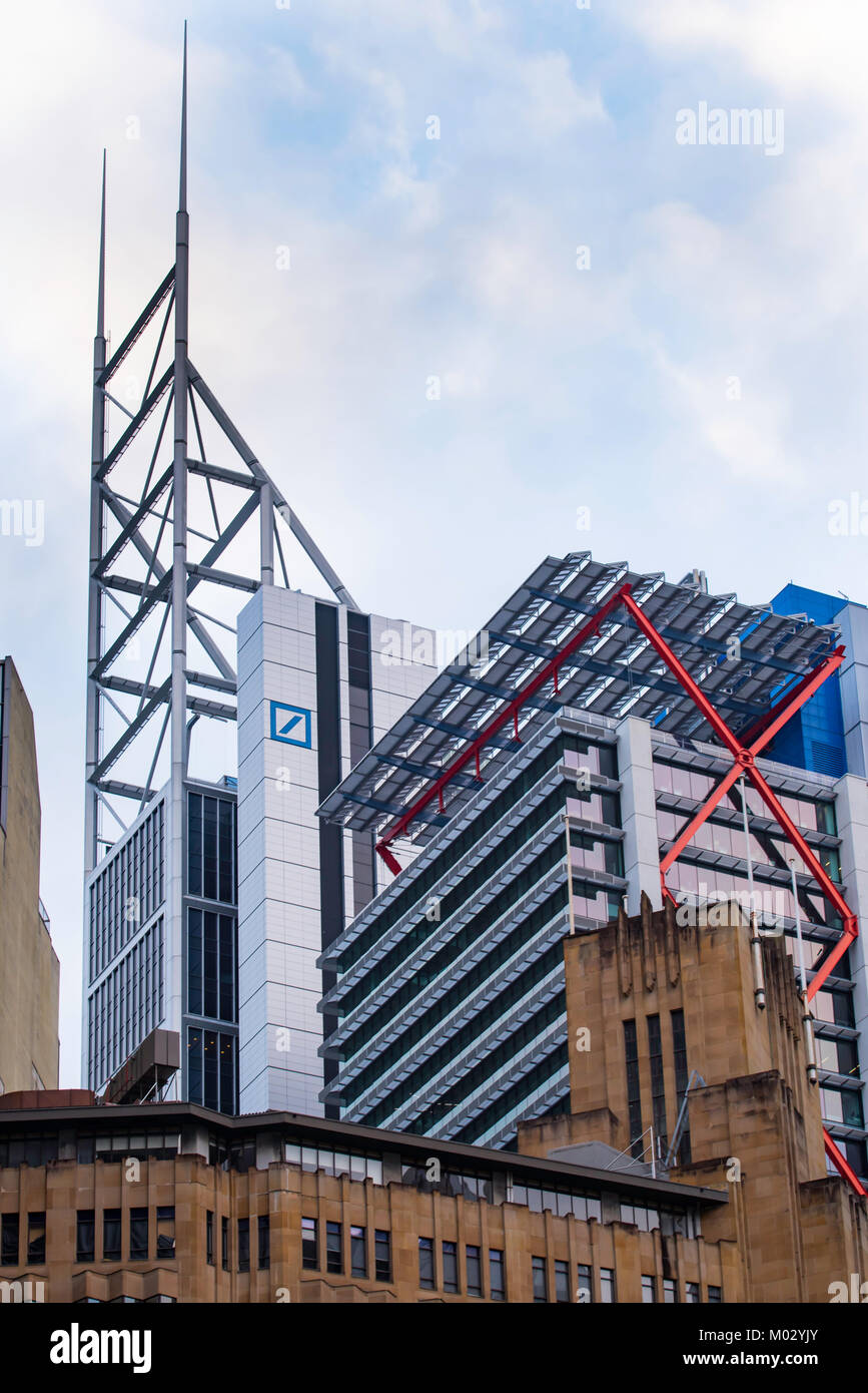 Edifici moderni e vecchi nel CBD di Sydney con le guglie della torre della Deutsche Bank e simbolo sul retro dell'immagine in Australia Foto Stock