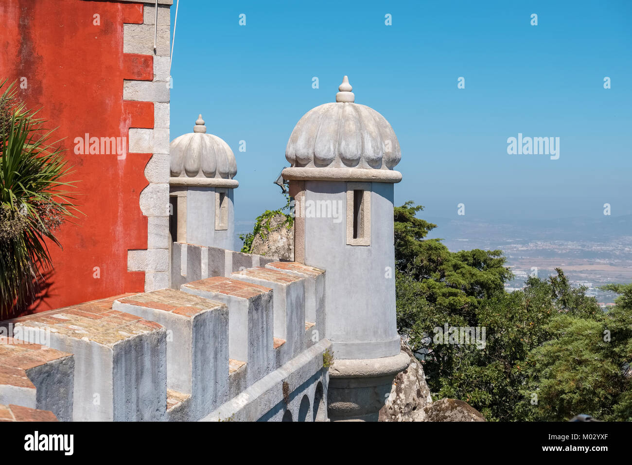 La parete a piedi (il Caminho de Ronda) della pena il Palazzo Nazionale. Sintra. Portogallo Foto Stock