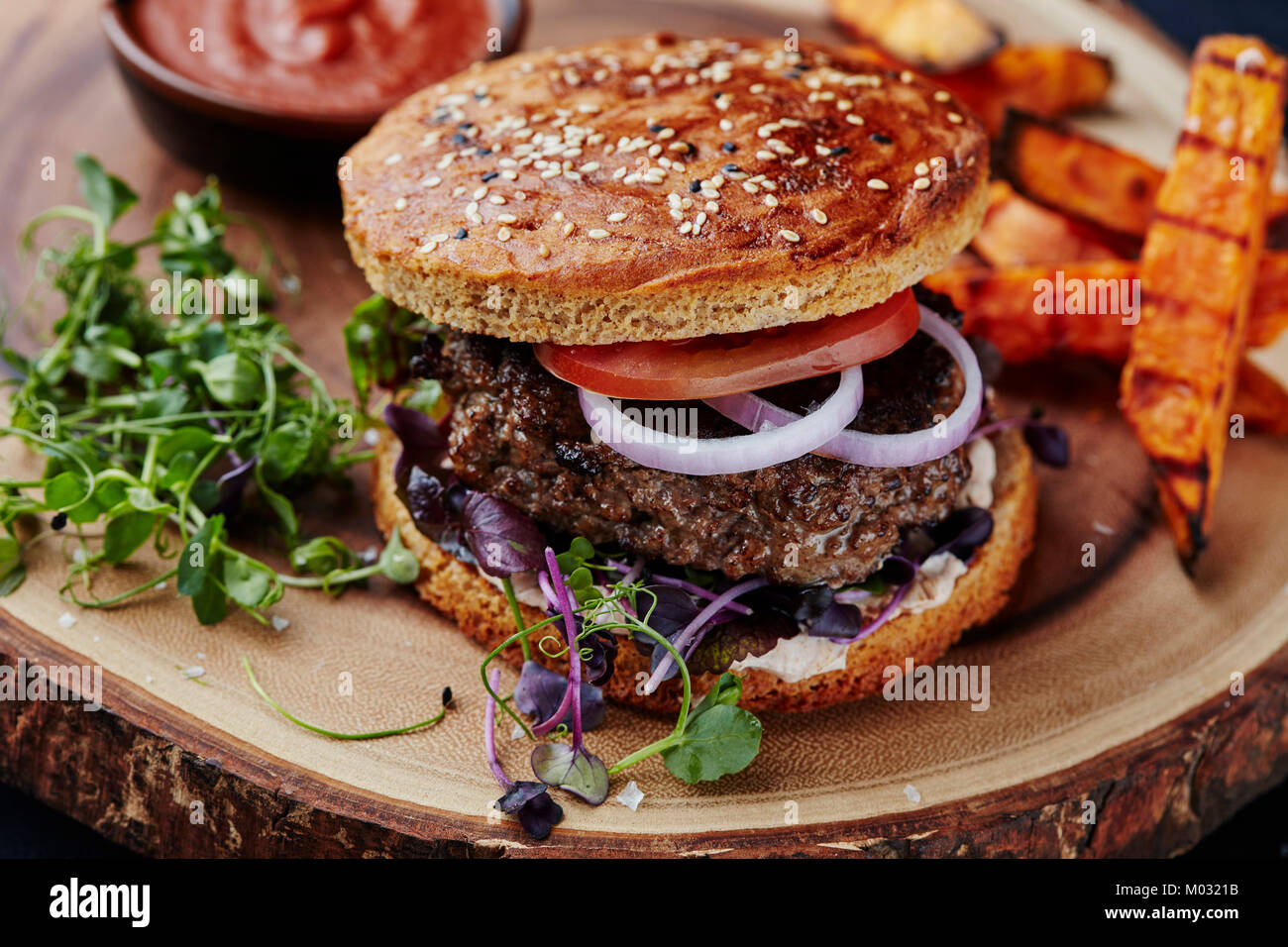 Un sano hamburger con patate dolci patate fritte Foto Stock