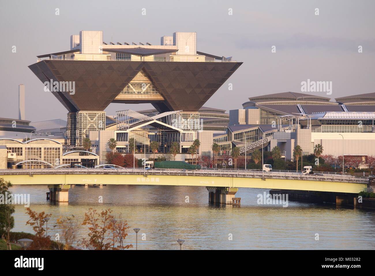 TOKYO, Giappone - 2 dicembre 2016: architettura moderna di Tokyo Big Sight in Giappone. La convenzione e il centro esposizioni si trova a Ariake Minami dis Foto Stock