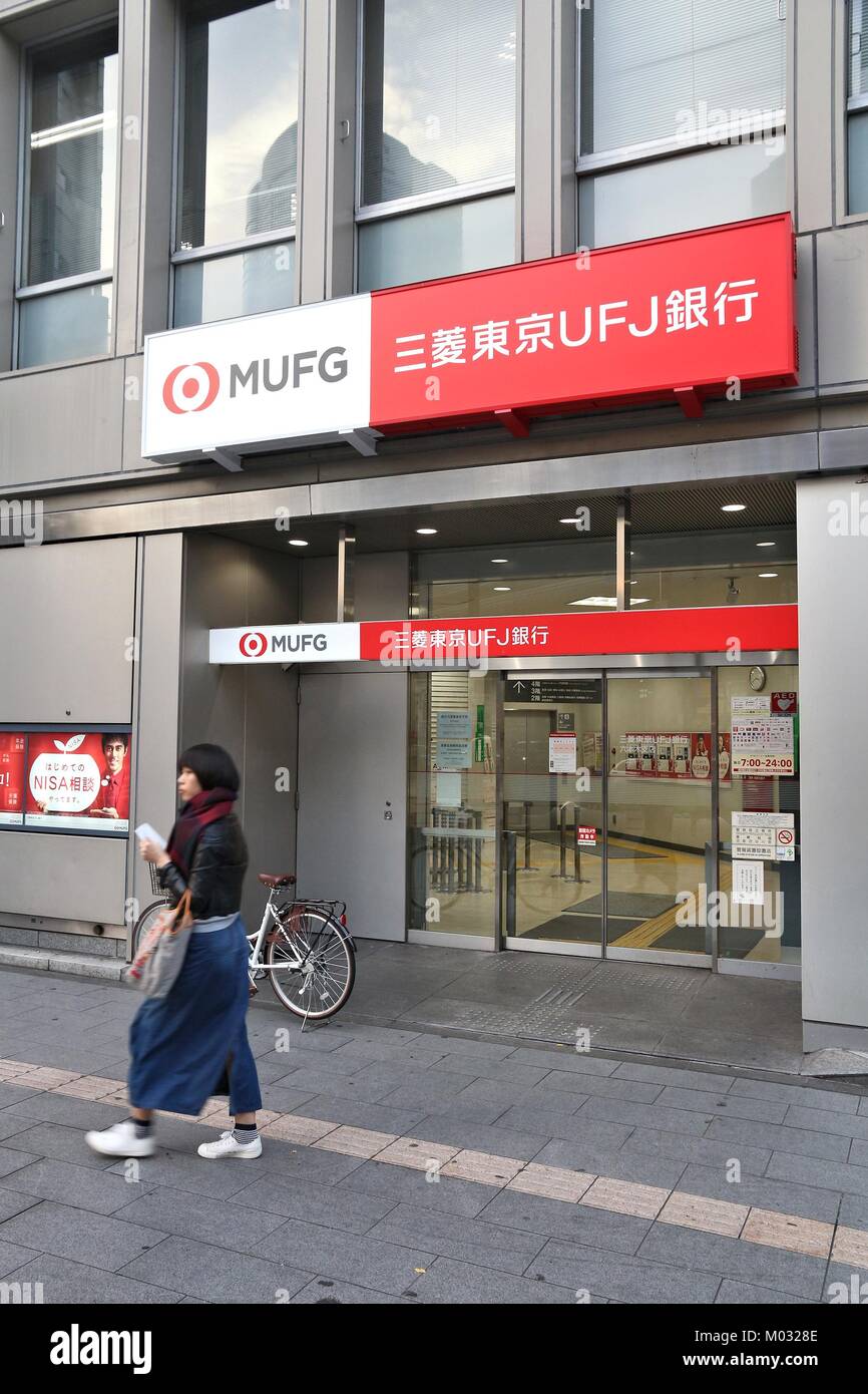 TOKYO, Giappone - 1 dicembre 2016: Persona esce MUFG filiale di banca a Tokyo in Giappone. MUFG nome completo è la Banca della Tokyo-Mitsubishi UFJ. Essa ha 772 branche Foto Stock