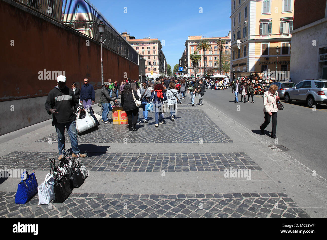 Roma - Aprile 9: Gli immigrati vendere merci contraffatte su Aprile 9, 2012 in Roma. Fake prodotti venduti nelle strade delle città italiane sono considerati a livello nazionale Foto Stock
