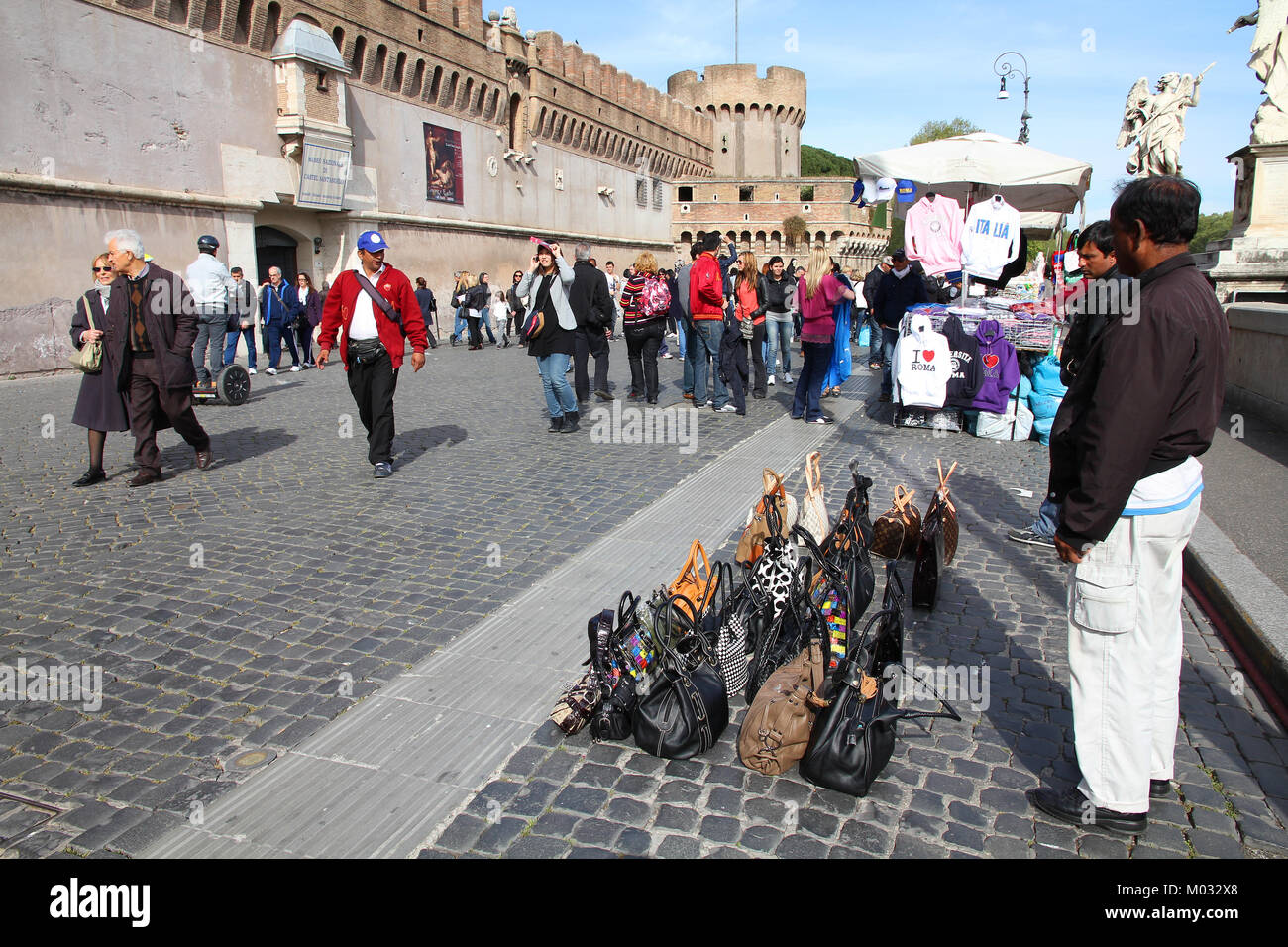 Roma - Aprile 9: Gli immigrati vendere merci contraffatte su Aprile 9, 2012 in Roma. Fake prodotti venduti nelle strade delle città italiane sono considerati a livello nazionale Foto Stock