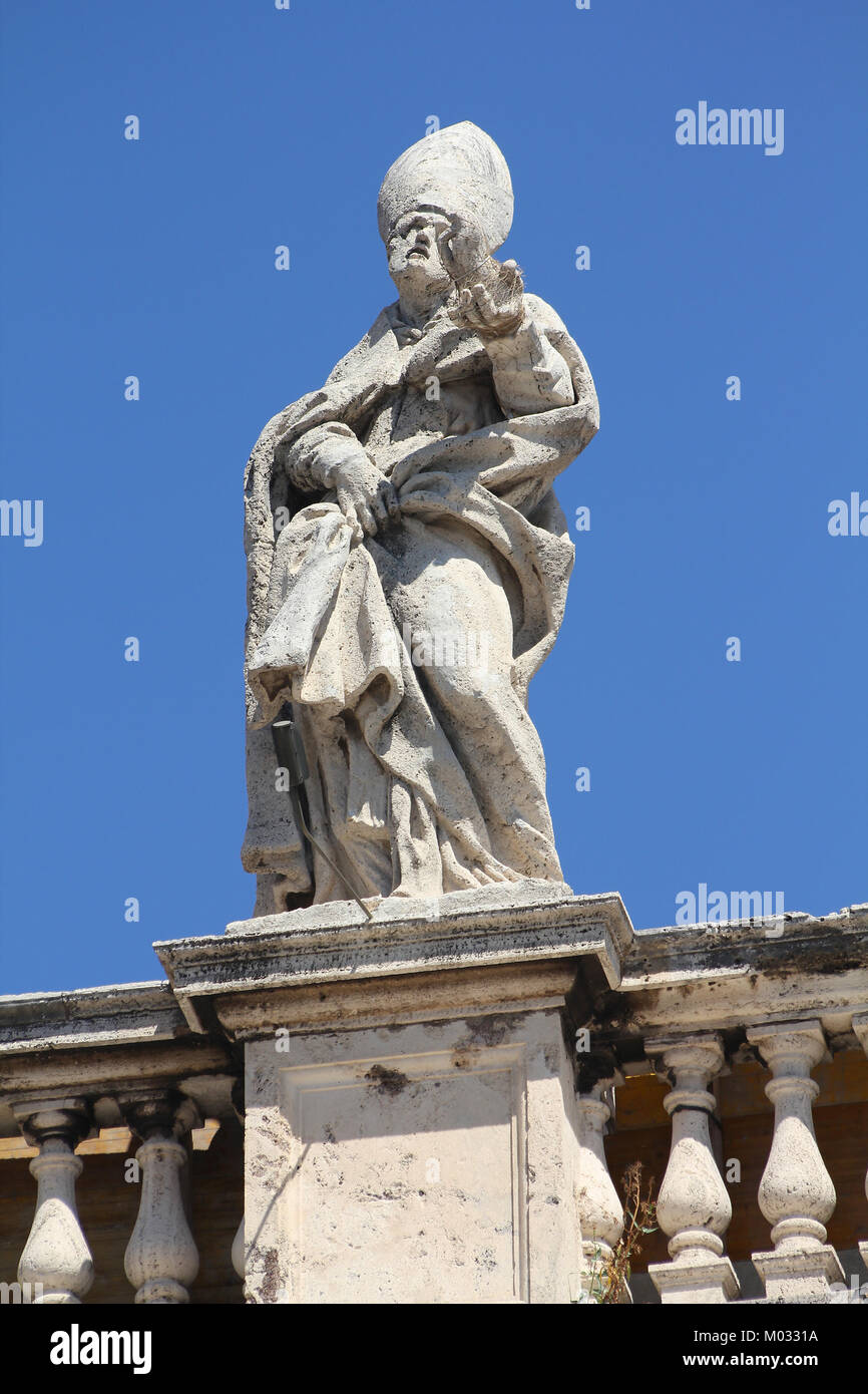 Vaticano - Saint Remigius, scultura sotto il porticato della famosa Piazza San Pietro. Realizzato da Giovanni Maria de Rossi. Foto Stock