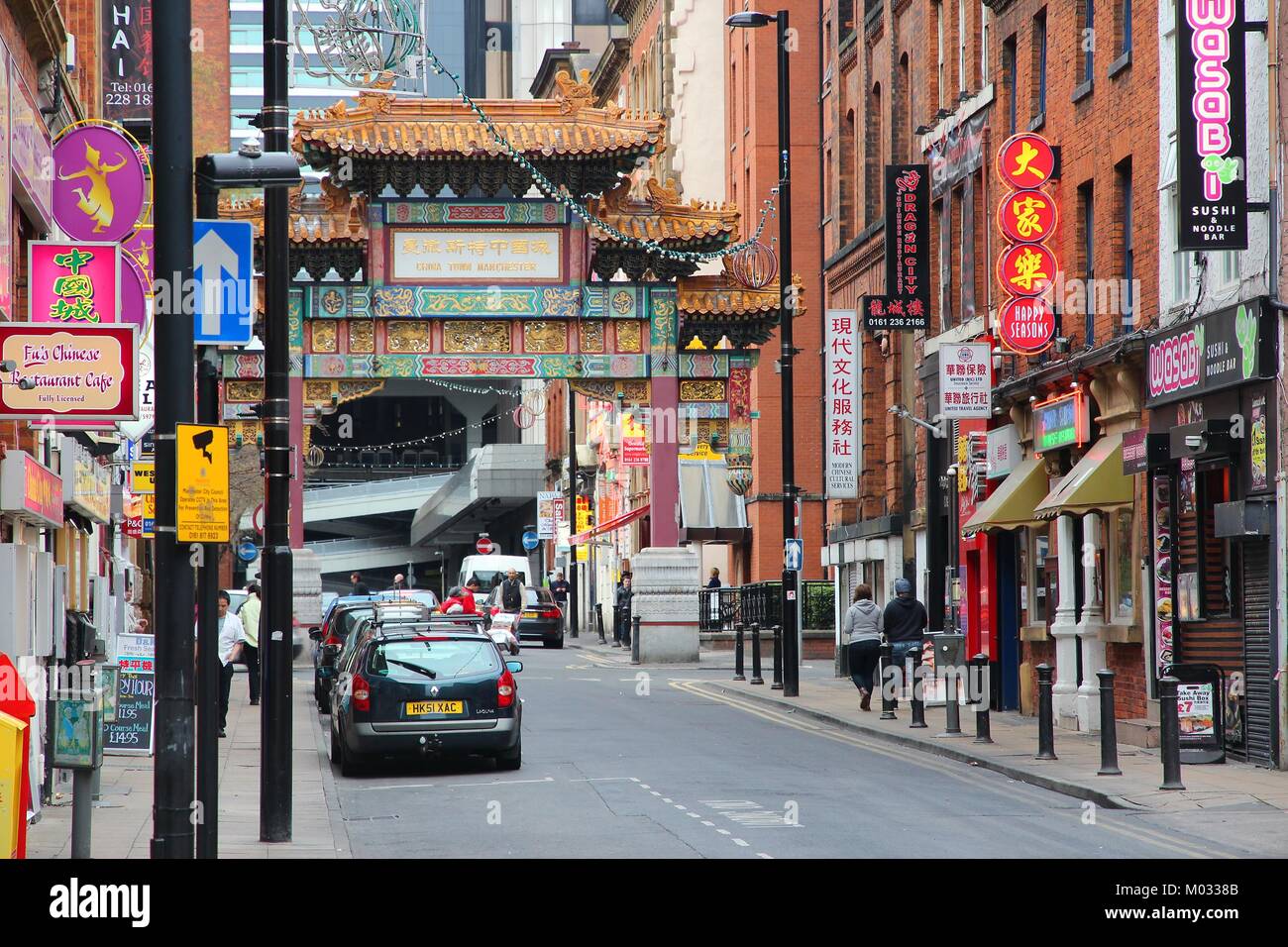 MANCHESTER, Regno Unito - 22 aprile: la gente visita Chinatown il 22 aprile 2013 a Manchester, UK. È la seconda più grande Chinatown nel Regno Unito e il TH Foto Stock