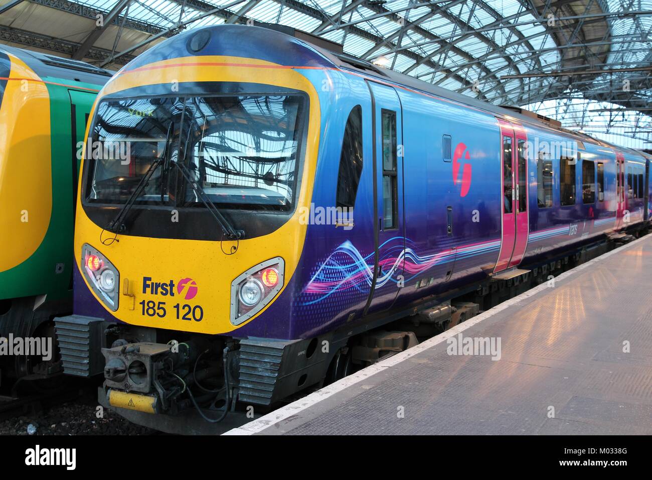 LIVERPOOL, Regno Unito - 20 aprile: TransPennine Express treno on April 20, 2013 a Liverpool, UK. TransPennine è azionato da FirstGroup Keolis e. FirstGroup Foto Stock