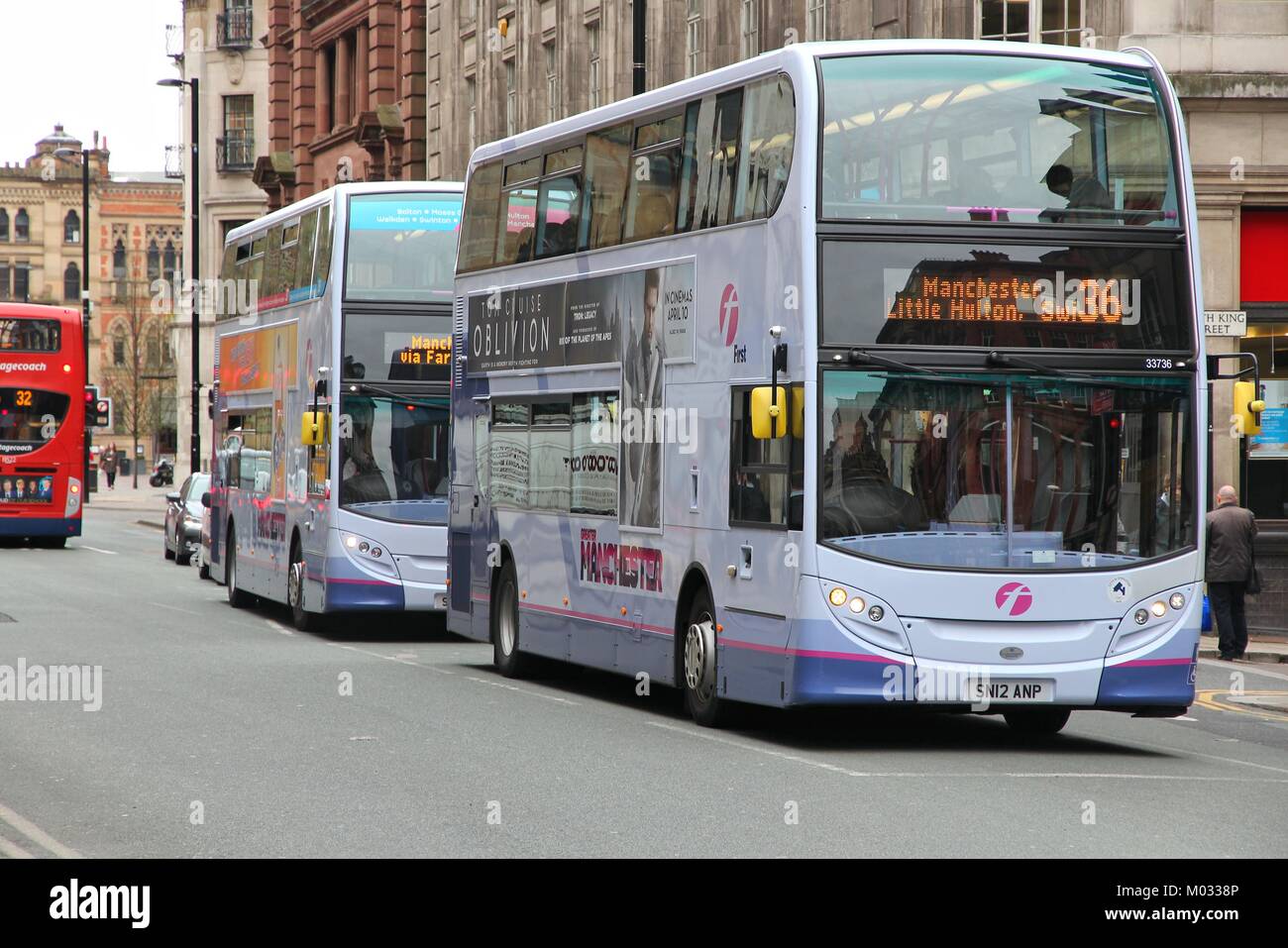 MANCHESTER, Regno Unito - 22 aprile: persone ride FirstGroup autobus della città il 22 aprile 2013 a Manchester, UK. FirstGroup impiega 124.000 persone. Foto Stock