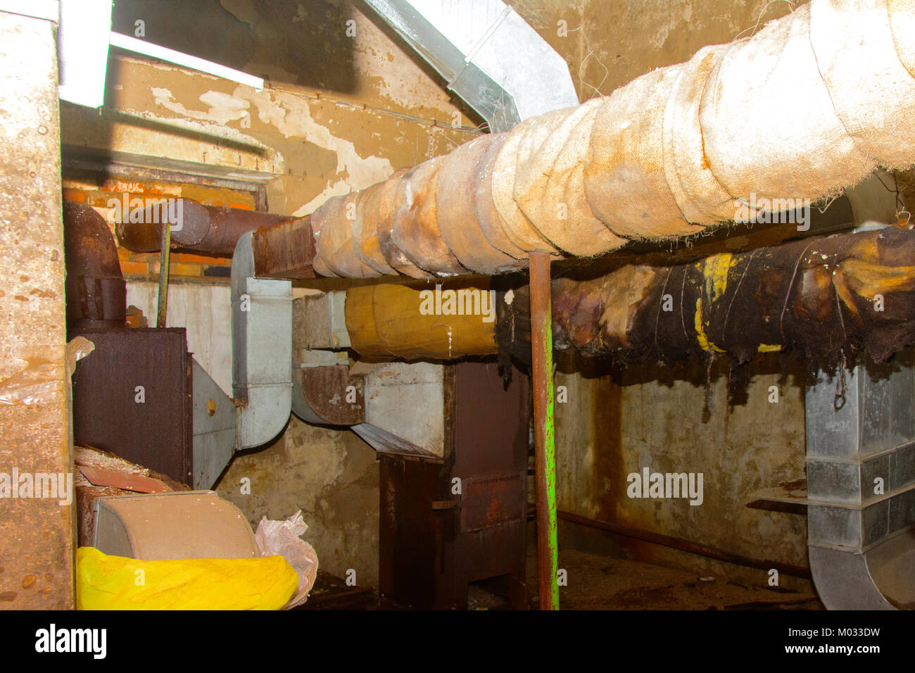 Vecchia unità di trattamento aria. Gli abbandonati e rovinato spazio di archiviazione per le verdure. Esso è stato costruito ai tempi dell'Unione Sovietica. Foto Stock