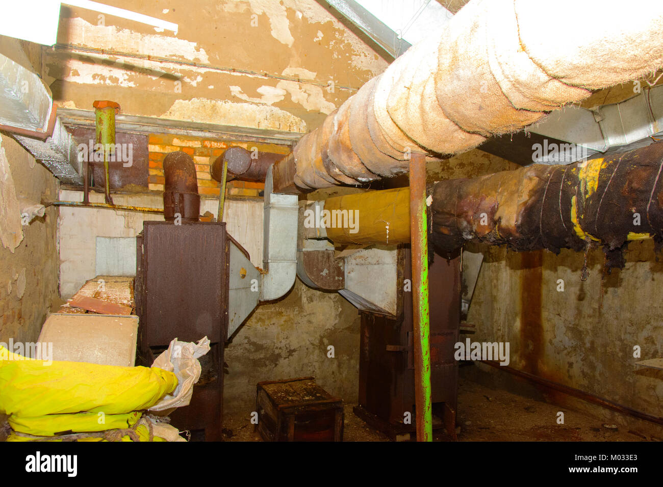 Vecchia unità di trattamento aria. Gli abbandonati e rovinato spazio di archiviazione per le verdure. Esso è stato costruito ai tempi dell'Unione Sovietica. Foto Stock