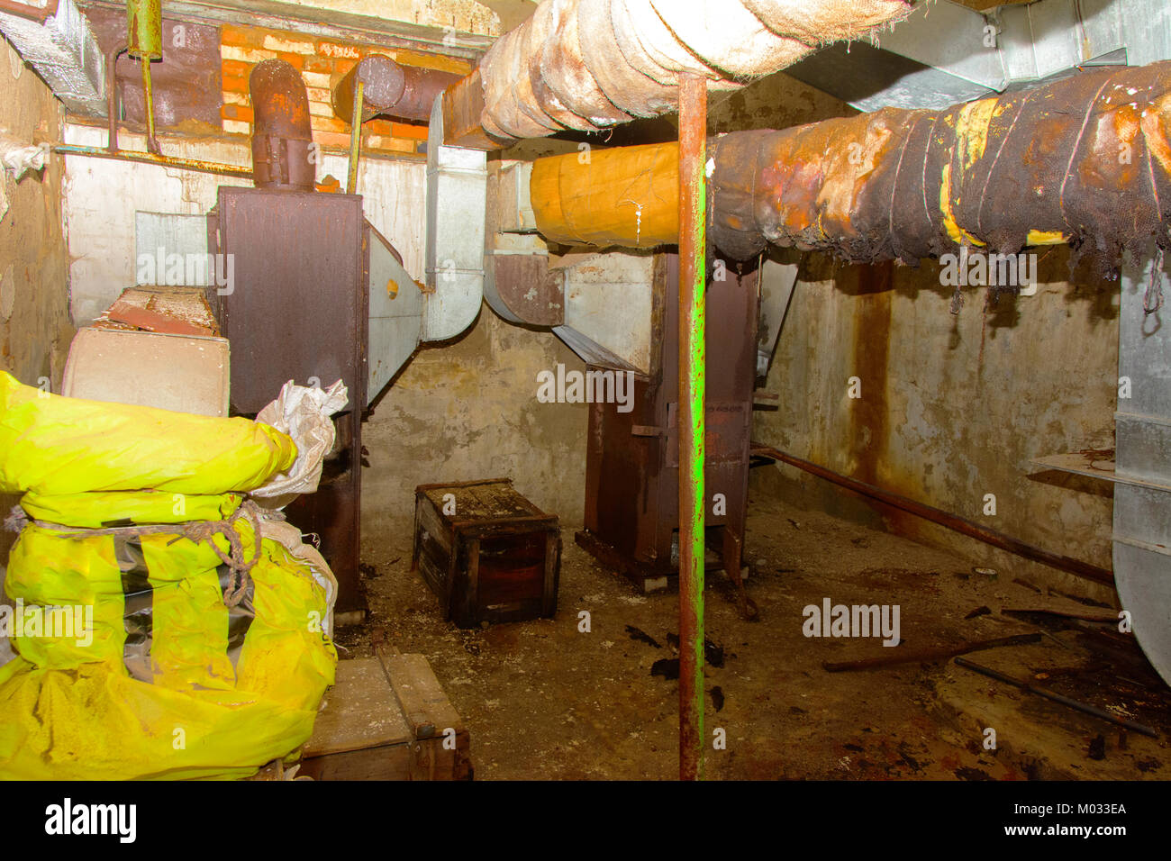 Vecchia unità di trattamento aria. Gli abbandonati e rovinato spazio di archiviazione per le verdure. Esso è stato costruito ai tempi dell'Unione Sovietica. Foto Stock