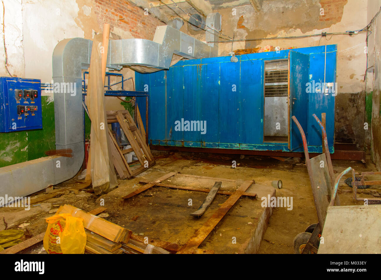 Vecchia unità di trattamento aria. Gli abbandonati e rovinato spazio di archiviazione per le verdure. Esso è stato costruito ai tempi dell'Unione Sovietica. Foto Stock