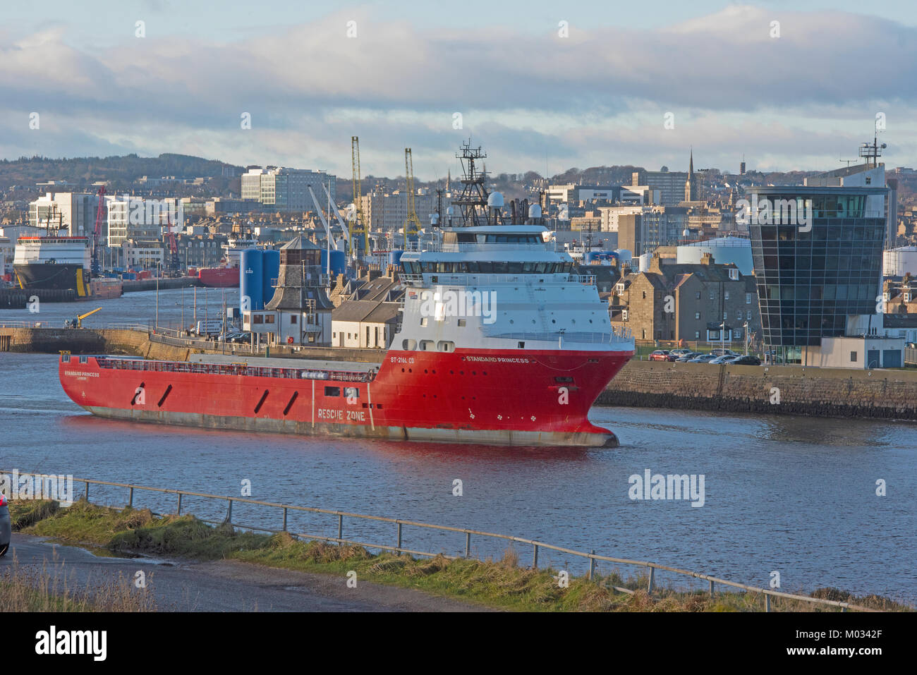 L'alimentazione Offshore nave Principessa Standard lasciando Aberdeen city dock per il Mare del Nord. Foto Stock