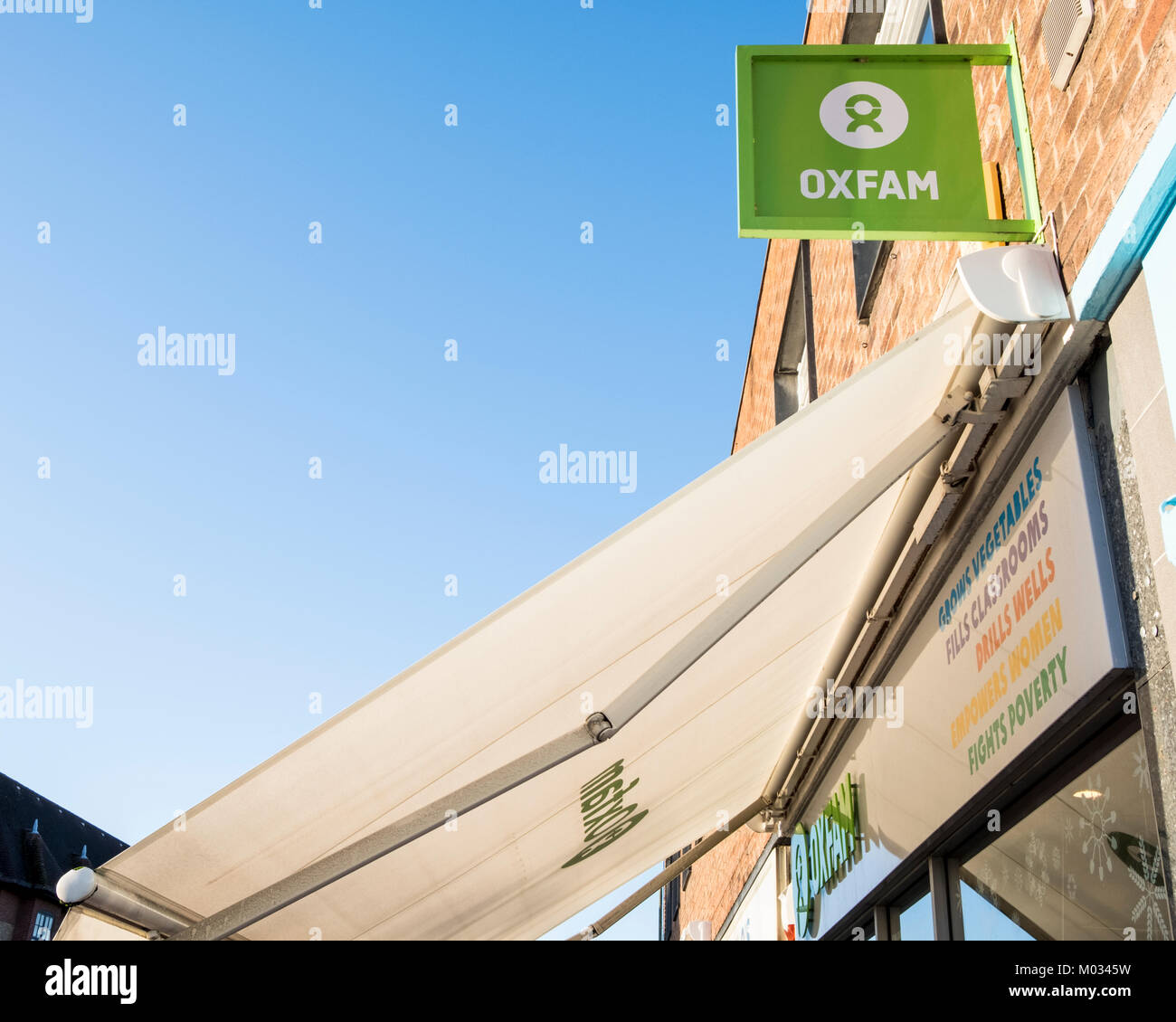 Oxfam shop segno e tenda, Nottinghamshire, England, Regno Unito Foto Stock