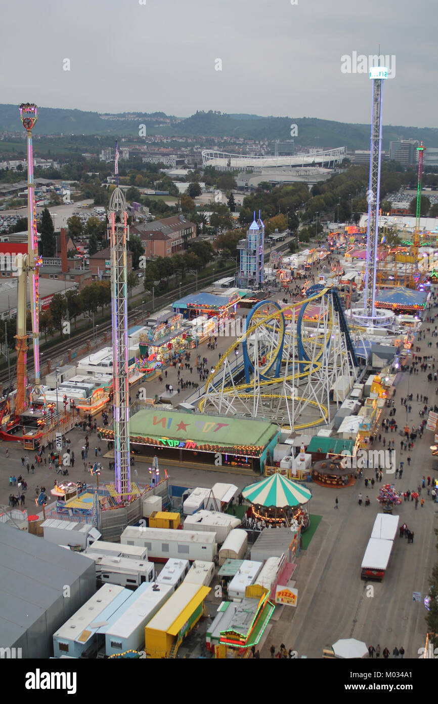 Cannstatter Wasen è un festival tradizionale tedesco che si tiene ogni anno a Stoccarda, in Germania. L'evento, risalente all'inizio del XIX secolo, ospita una grande fiera, musica, cibo e celebrazioni culturali ed è uno dei più grandi festival della Germania. Foto Stock