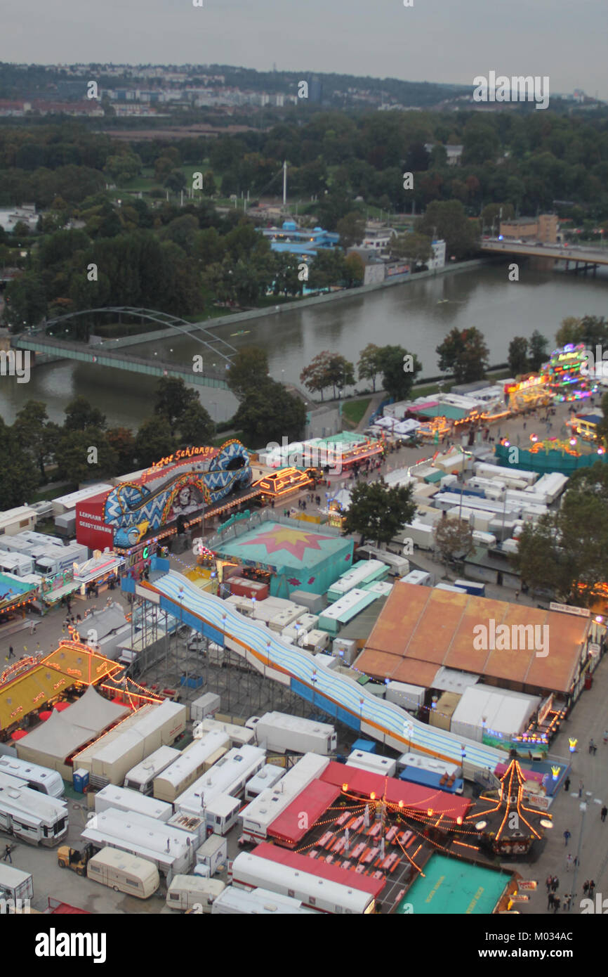 Il Cannstatter Wasen, situato a Stoccarda, in Germania, è uno dei più grandi e famosi festival della birra. Questo evento, che si tiene ogni anno, celebra la cultura e la tradizione bavaresi con cibo, bevande e intrattenimento. Foto Stock