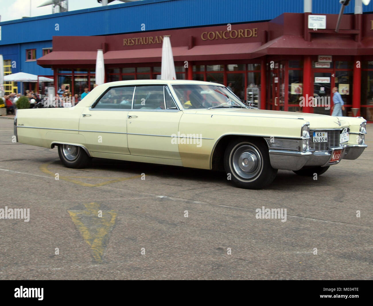La Cadillac Sedan Deville del 1964, con un motore da 429 pollici cubici, è una classica auto di lusso americana nota per il suo design e le sue prestazioni distintive. Rimane un simbolo iconico dell'eleganza automobilistica degli anni '1960. Foto Stock