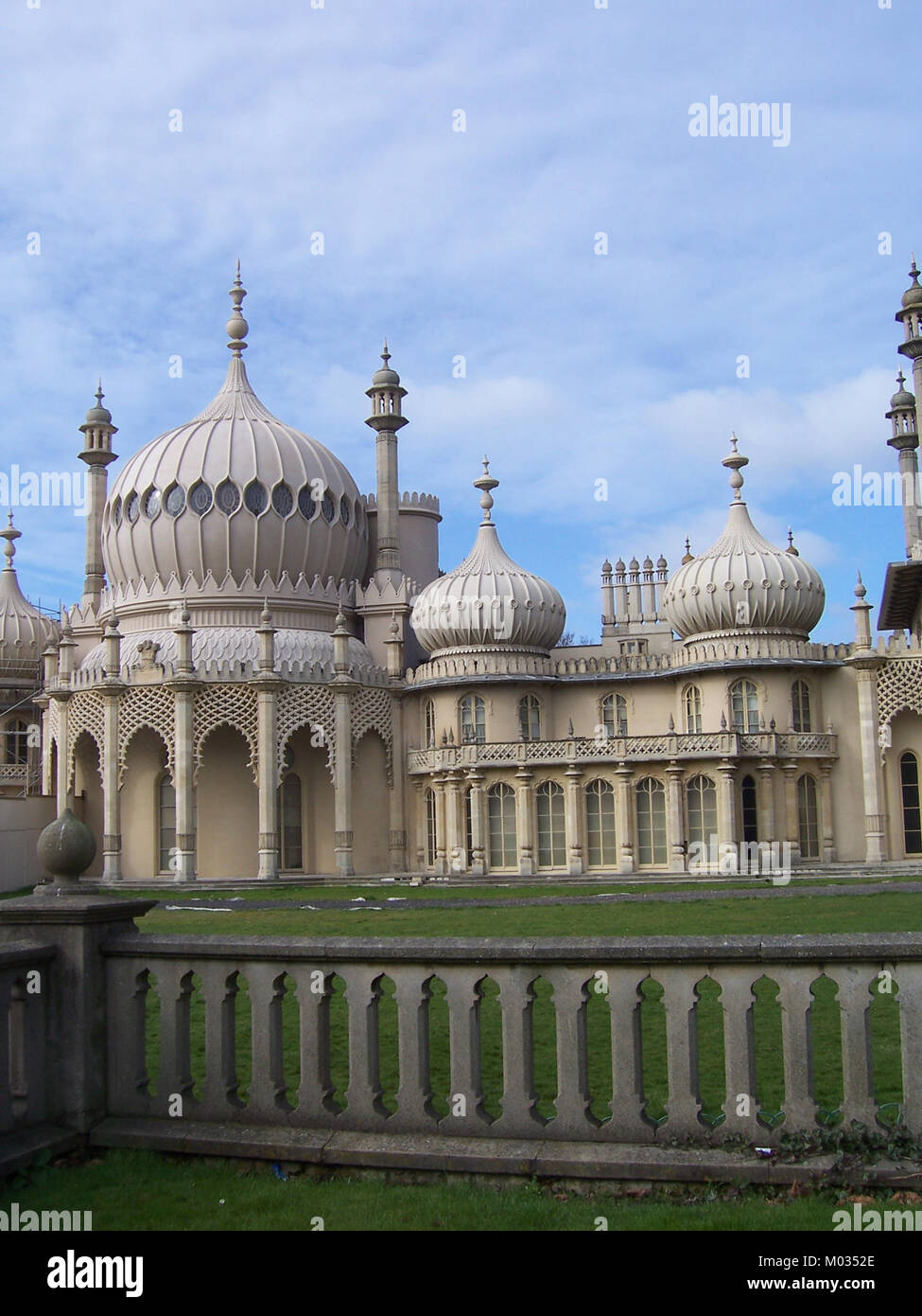 Questa immagine cattura una scena da Brighton, Inghilterra, una città costiera conosciuta per i suoi moli storici, le località balneari e la vivace vita culturale. Brighton è una delle principali destinazioni turistiche con un ricco patrimonio architettonico e luoghi di intrattenimento. Foto Stock