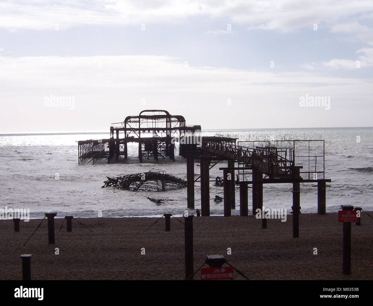 Una fotografia di Brighton, una città costiera del Regno Unito, che mostra il suo paesaggio urbano e le sue caratteristiche marittime. Foto Stock