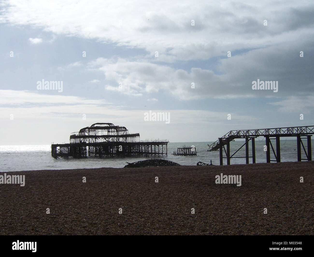 Brighton è una città costiera del Regno Unito conosciuta per il suo significato culturale e storico. L'immagine mostra probabilmente un famoso punto di riferimento o una vista panoramica della zona. Foto Stock