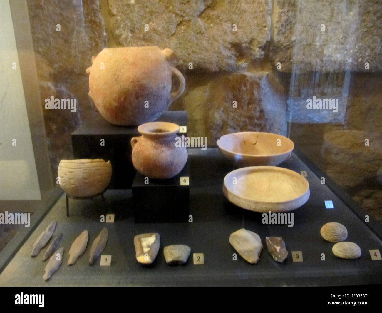 Il museo del castello dei crociati di Byblos, situato a Byblos, Libano, mostra la storia del periodo crociato. Il castello è un monumento storico e il museo mette in evidenza il passato medievale della regione, con mostre incentrate sulle attività militari dei crociati e sulla vita quotidiana di quell'epoca. Foto Stock