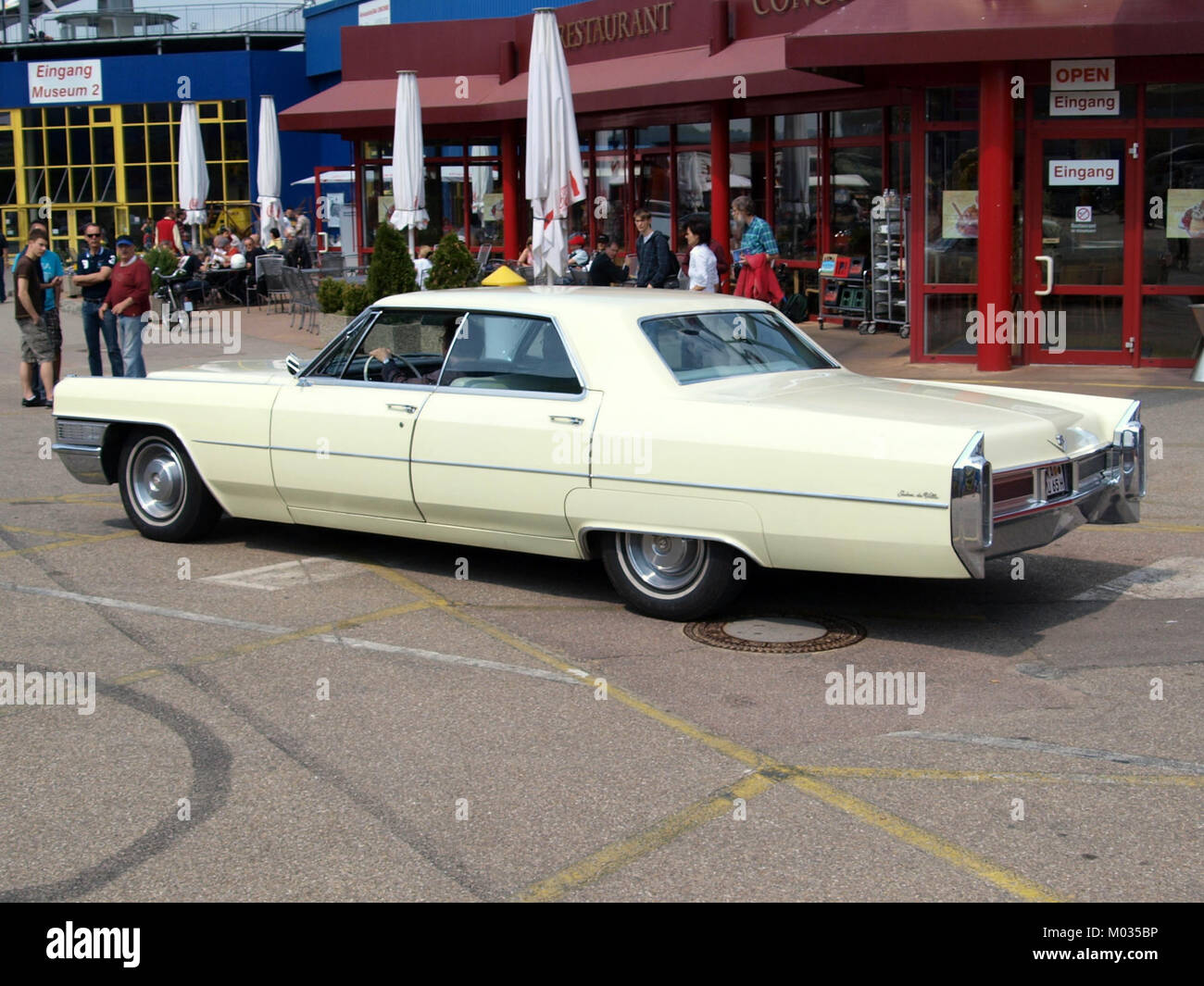 La Cadillac Sedan Deville 1964 è una classica auto di lusso americana nota per la sua eleganza, le prestazioni fluide e il potente motore 429 cui. Rimane un simbolo del design automobilistico della metà del XX secolo. Foto Stock