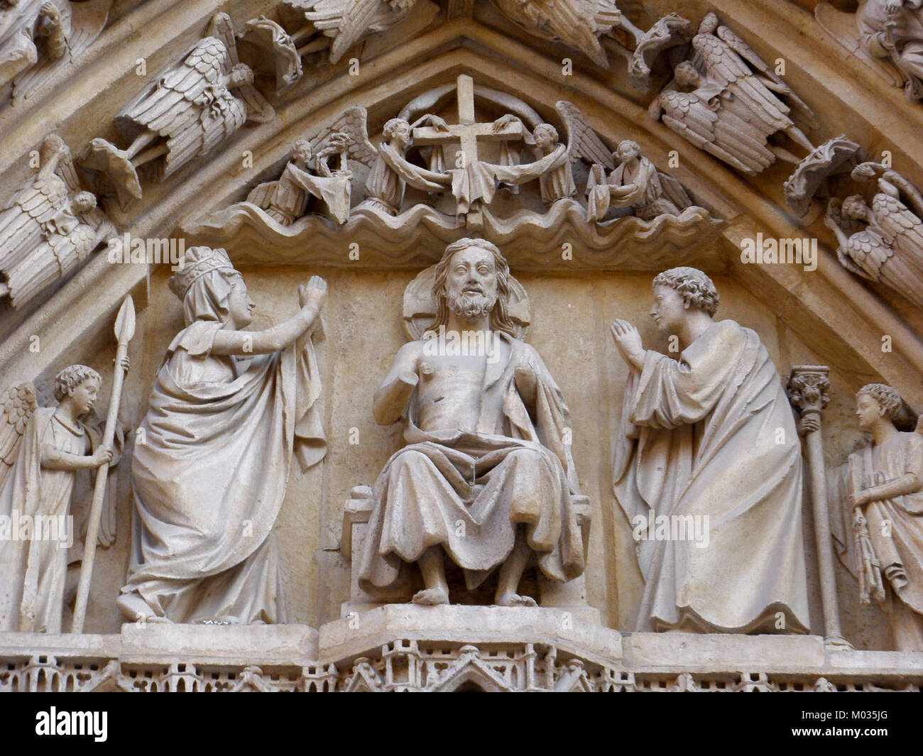 La cattedrale di Burgos, situata in Spagna, è un sito patrimonio dell'umanità dell'UNESCO. La Puerta de la Coroneria è uno dei suoi ingressi notevoli, che mostra intricate architetture gotiche ed elementi decorativi. Foto Stock