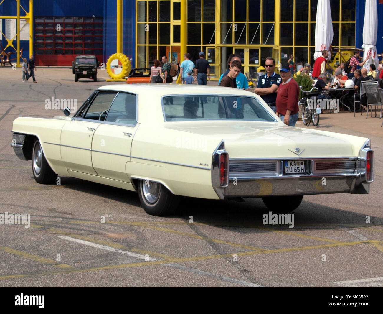 La Cadillac Sedan Deville del 1964 con motore da 429 pollici cubici è un classico veicolo di lusso americano, noto per le sue prestazioni potenti e il design elegante. Foto Stock