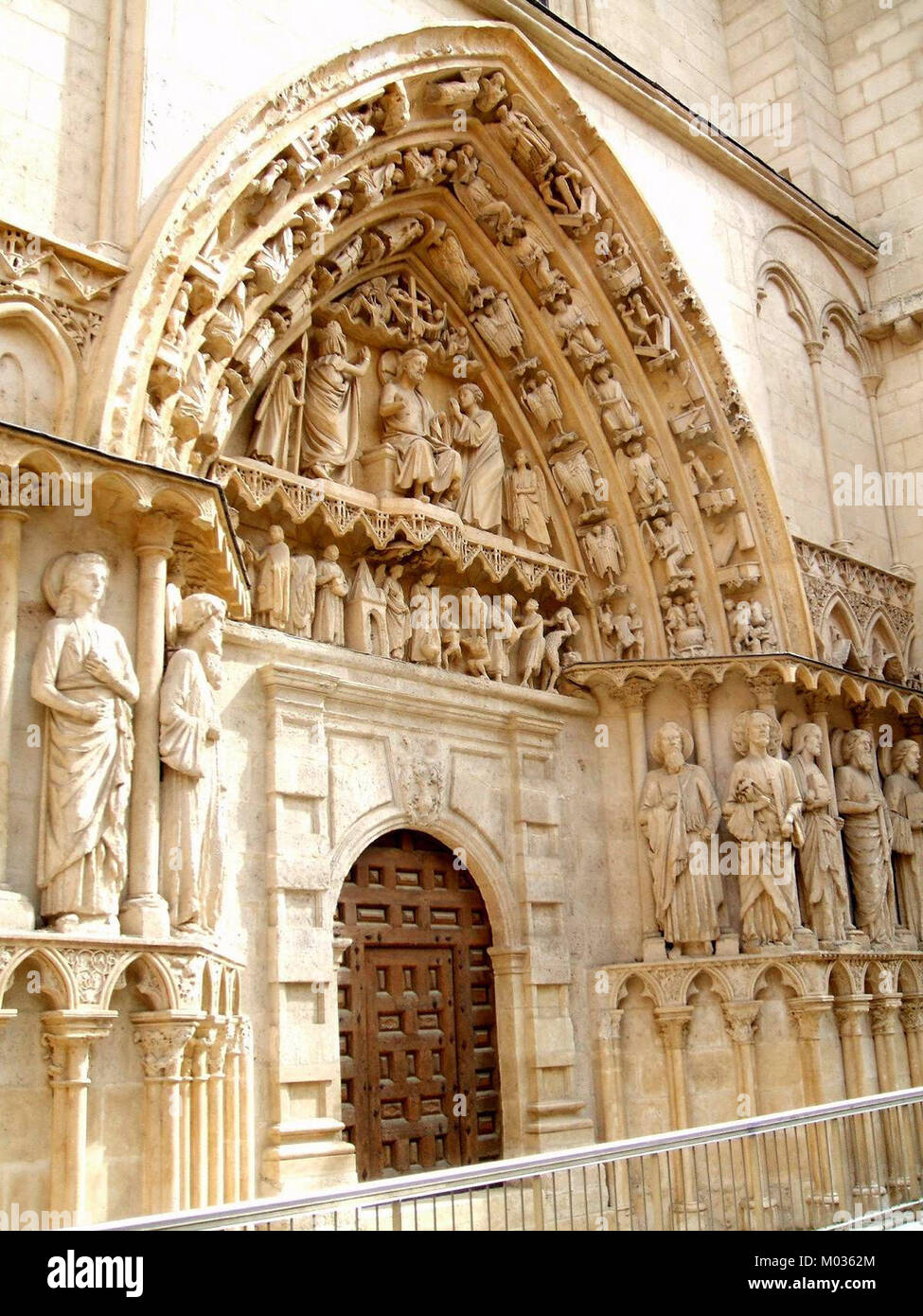 La Puerta de la Coroneria è una caratteristica architettonica notevole della Cattedrale di Burgos, situata in Spagna. La porta è una parte complessa del design della cattedrale e svolge un ruolo chiave nel suo significato religioso e culturale. Foto Stock