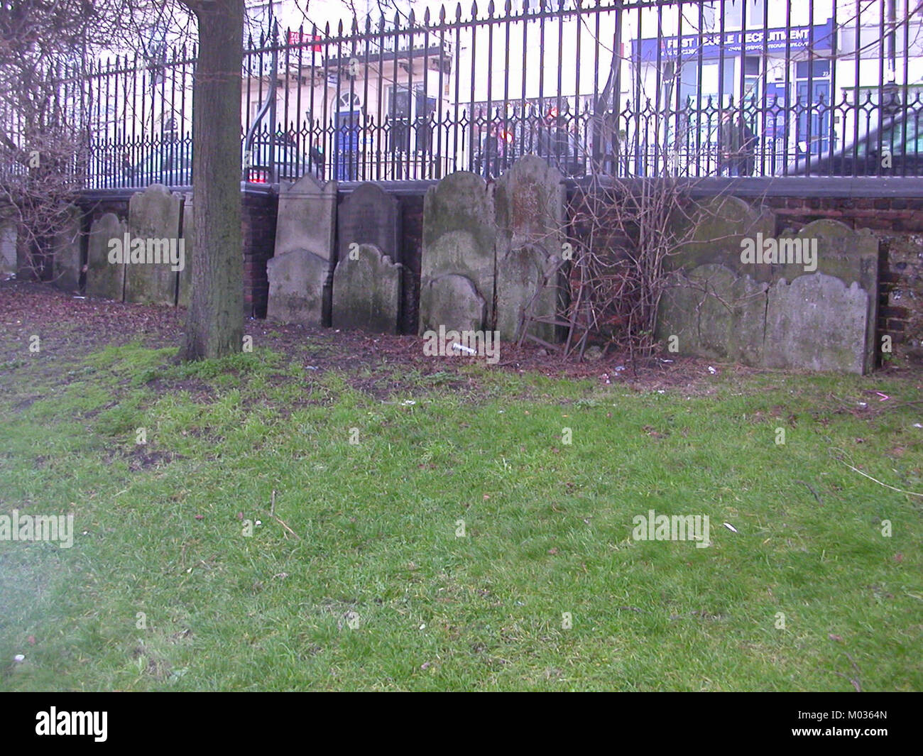 Il luogo di sepoltura dell'ex Cappella di Hannover, situato in Queen's Road a Brighton, in Inghilterra, fu fondato nel XVIII secolo. La cappella, costruita nel 1825, servì come chiesa presbiteriana dal 1844 al 1972. Oggi il sito funge da giardino pubblico, con resti di lapidi integrate nelle sue mura perimetrali. Foto Stock