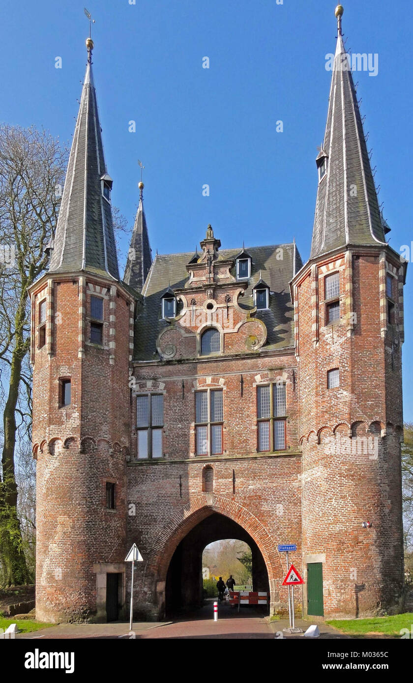 Broederpoort è una porta storica a Kampen, nei Paesi Bassi, nota per la sua architettura medievale e il ruolo nella difesa della città durante il Medioevo. Foto Stock